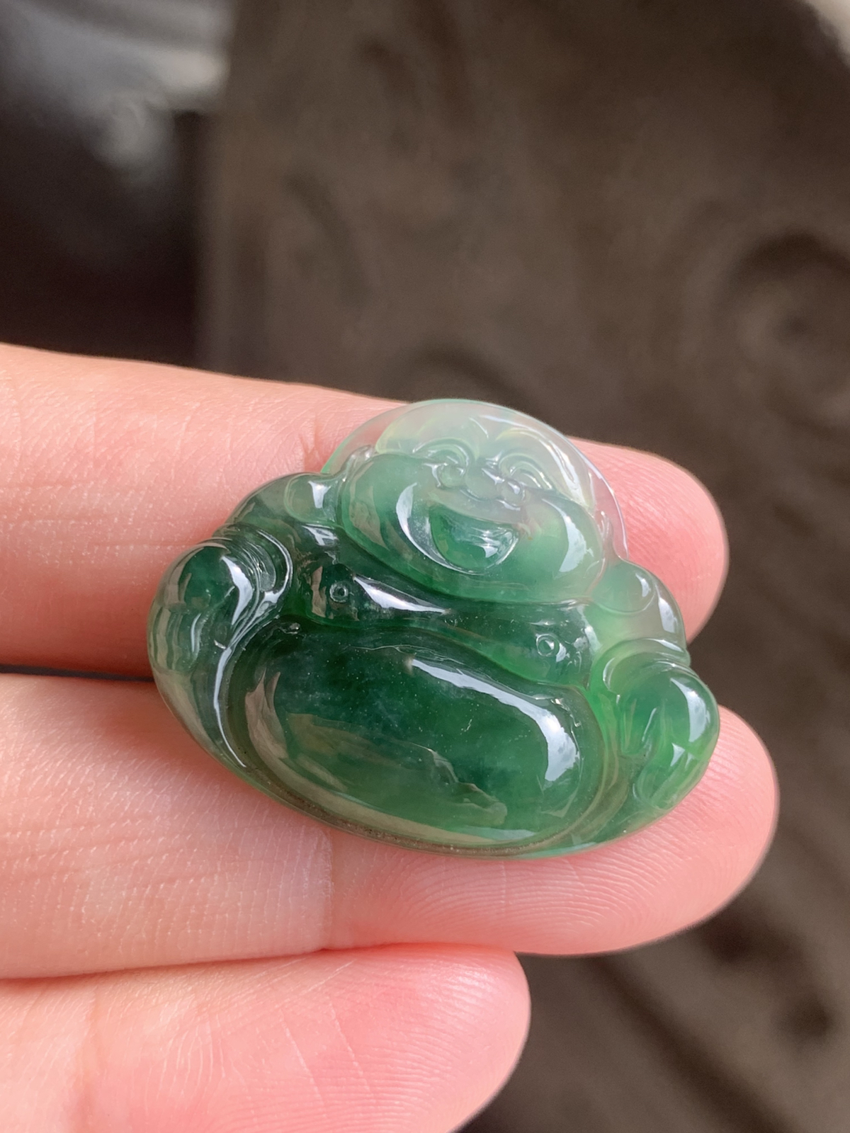 【冰油满绿佛公】吊坠，裸石尺寸24.5*30*5.2整体是冰种油绿的质地，水头足到透着柔光，玉质细腻