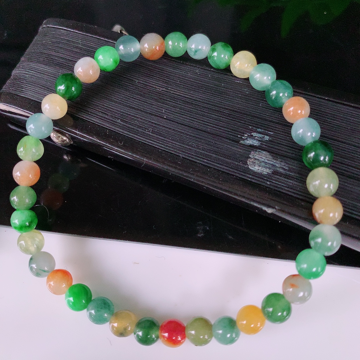 自然光实拍，特色冰多彩翡翠手串手链，种老水足，冰清玉润  颜色漂亮  #085.1取一尺寸5.mm