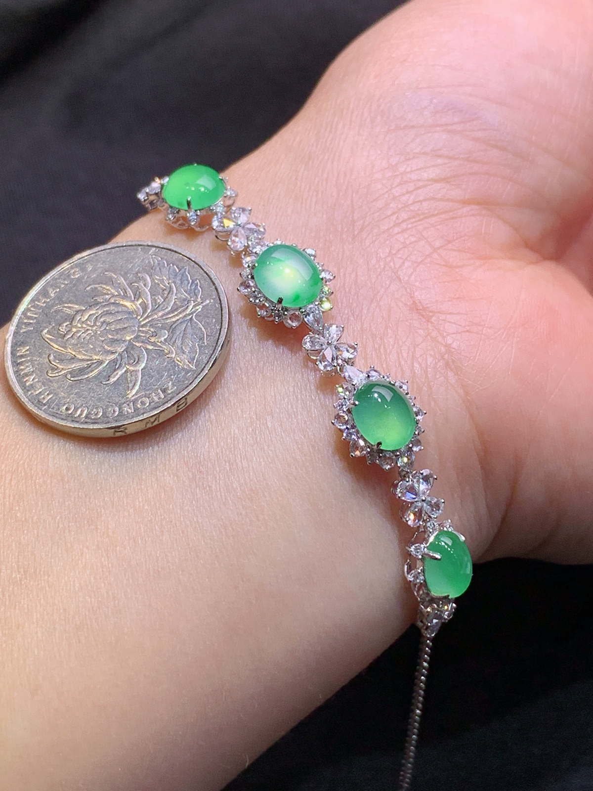 冰果绿蛋面手链，18k金镶嵌，款式精美，冰润细腻，种水足，Ty 尺寸7.5*6.3*2