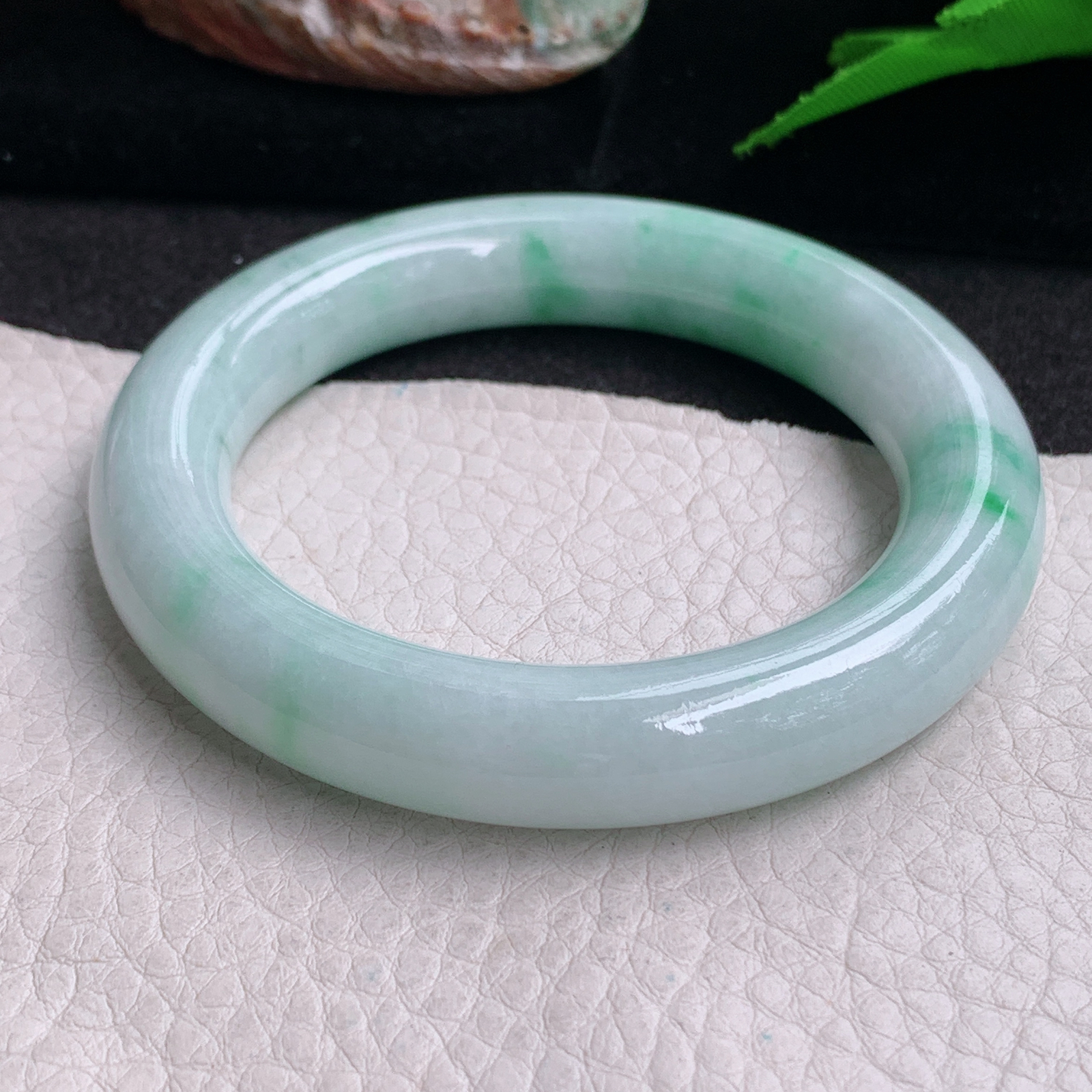 ee实拍53*11.3*11美人镯 缅甸翡翠a货手镯飘花女款圆条玉镯子