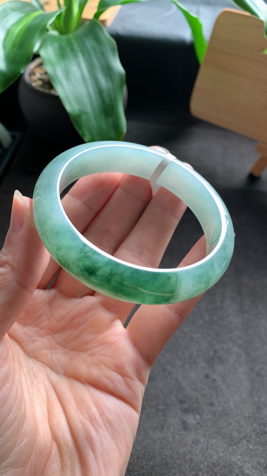 58圈口 天然A货翡翠飘绿手镯 颜色漂亮 料子细腻