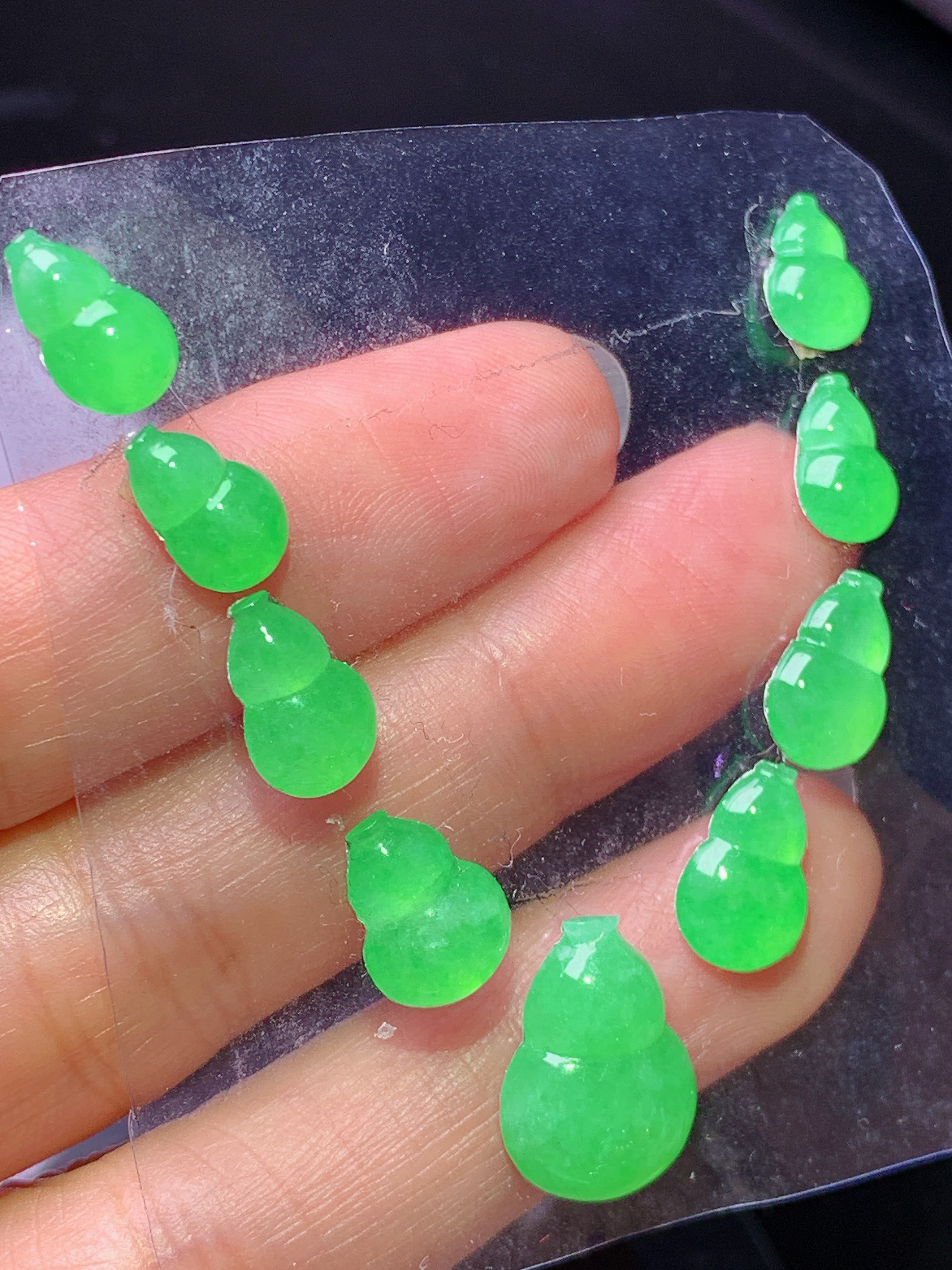 镶嵌款 冰阳绿葫芦一手 玉质细腻 色泽艳丽清新 水润亮眼 整体尺寸13.5*10.8*4.5j2