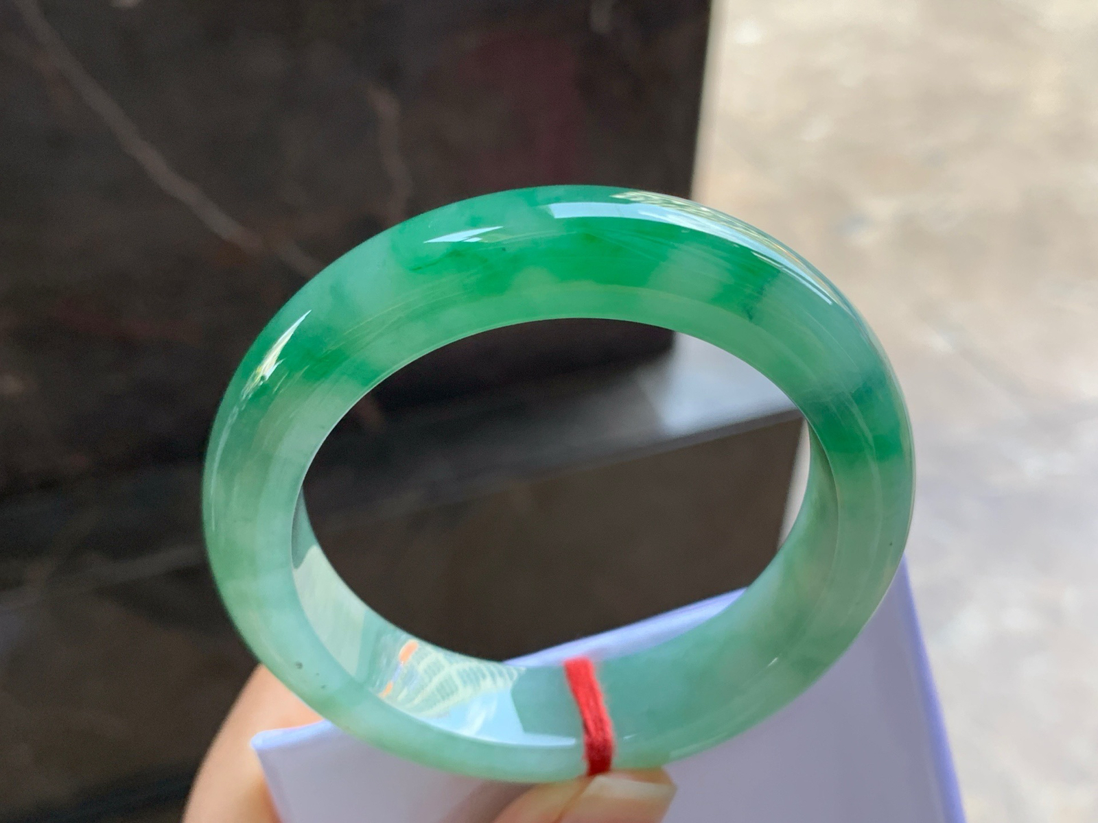 52.5-13.2-9.1

辣绿色手镯^_^颜色鲜艳 玉质温润