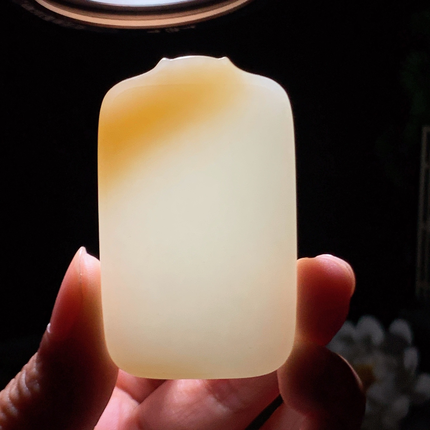 新疆和田玉且末糖平安无事牌子挂件。尺寸55/33/9重45.5克 玉质细腻油润。手推出油。佩戴高端典雅。lt251227