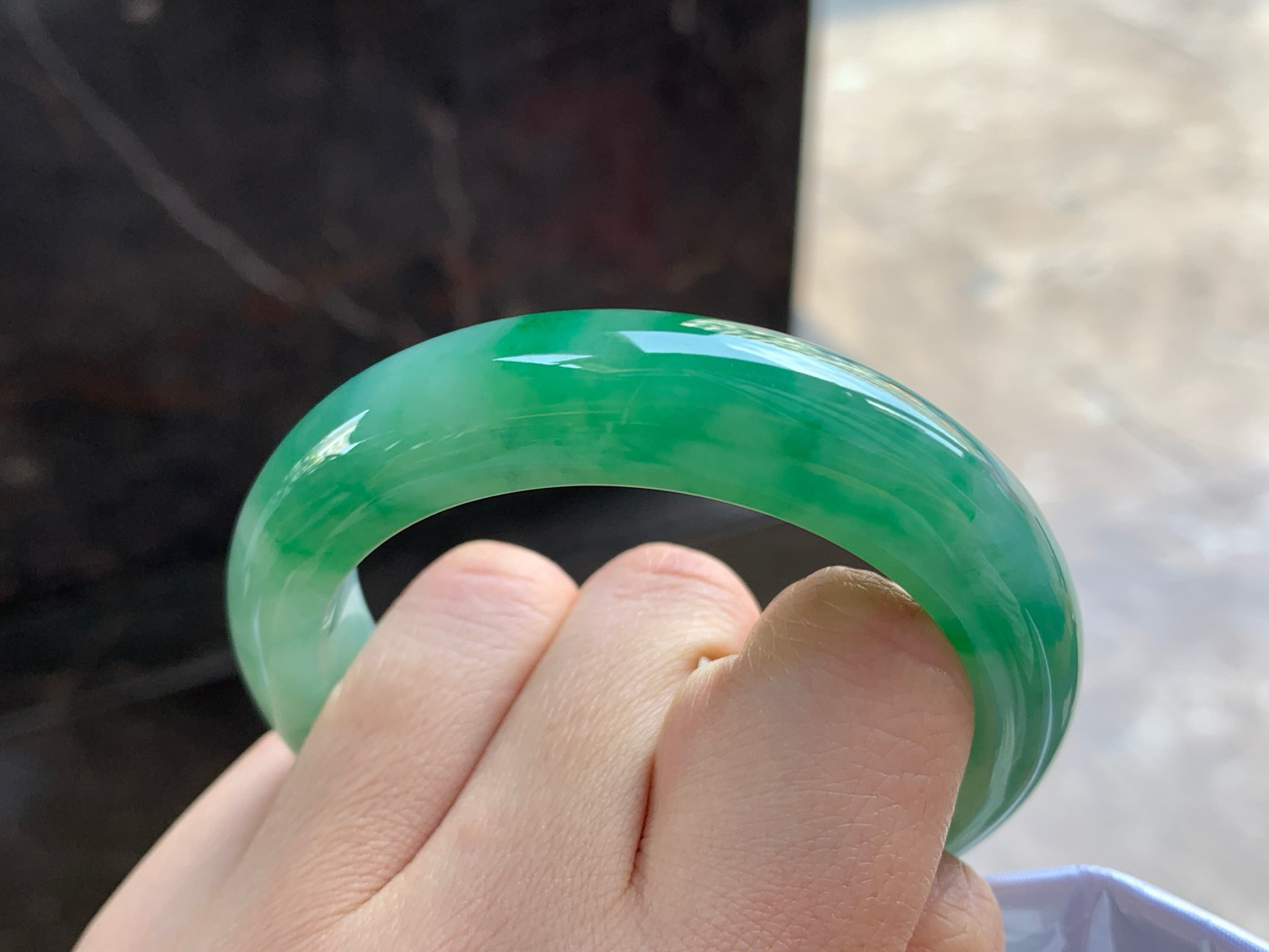 52.5-13.2-9.1

辣绿色手镯^_^颜色鲜艳 玉质温润