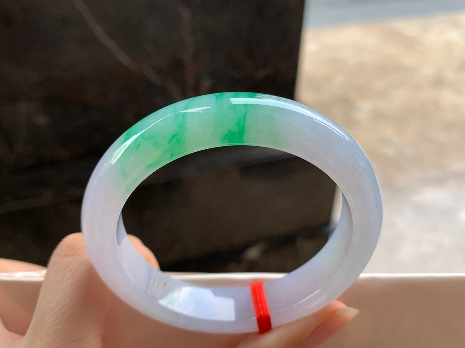 54.5-12.7-8.7

阳绿色手镯^_^玉质温润