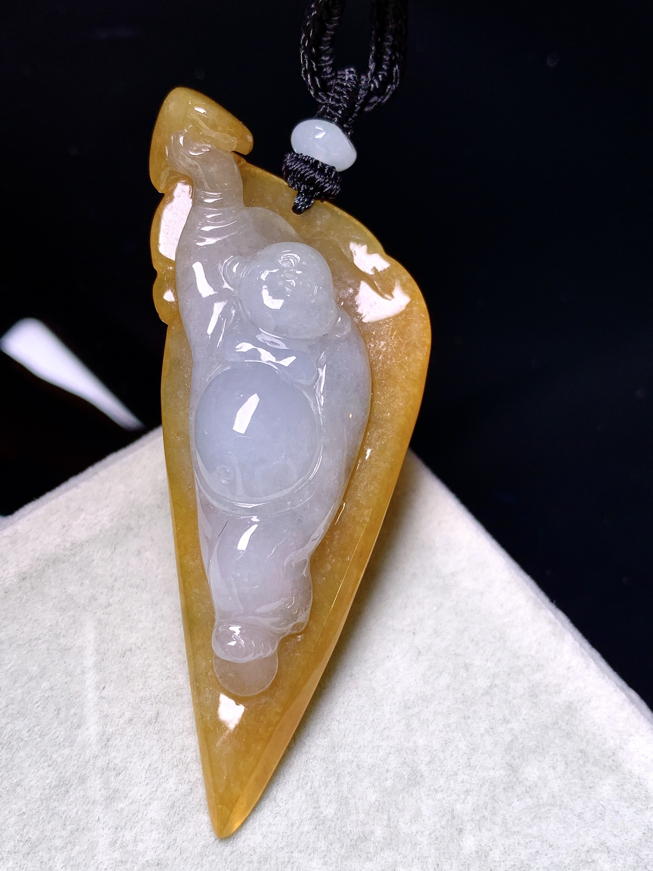 黄翡逍遥佛公吊坠 玉质细腻 色泽艳丽清新 水润亮眼 整体尺寸67.2*28.5*17.8L1