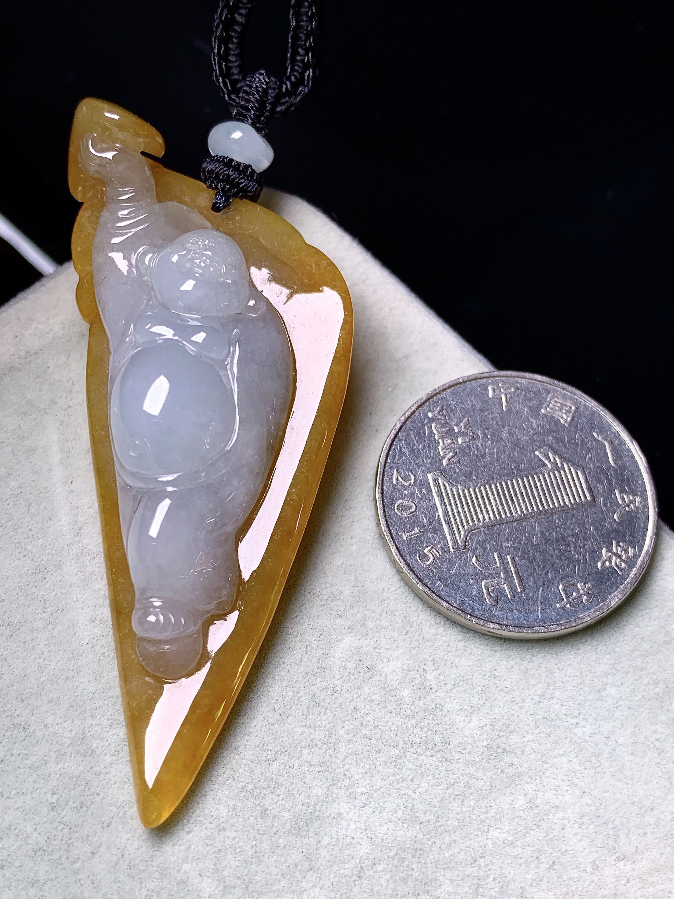 黄翡逍遥佛公吊坠 玉质细腻 色泽艳丽清新 水润亮眼 整体尺寸67.2*28.5*17.8L1