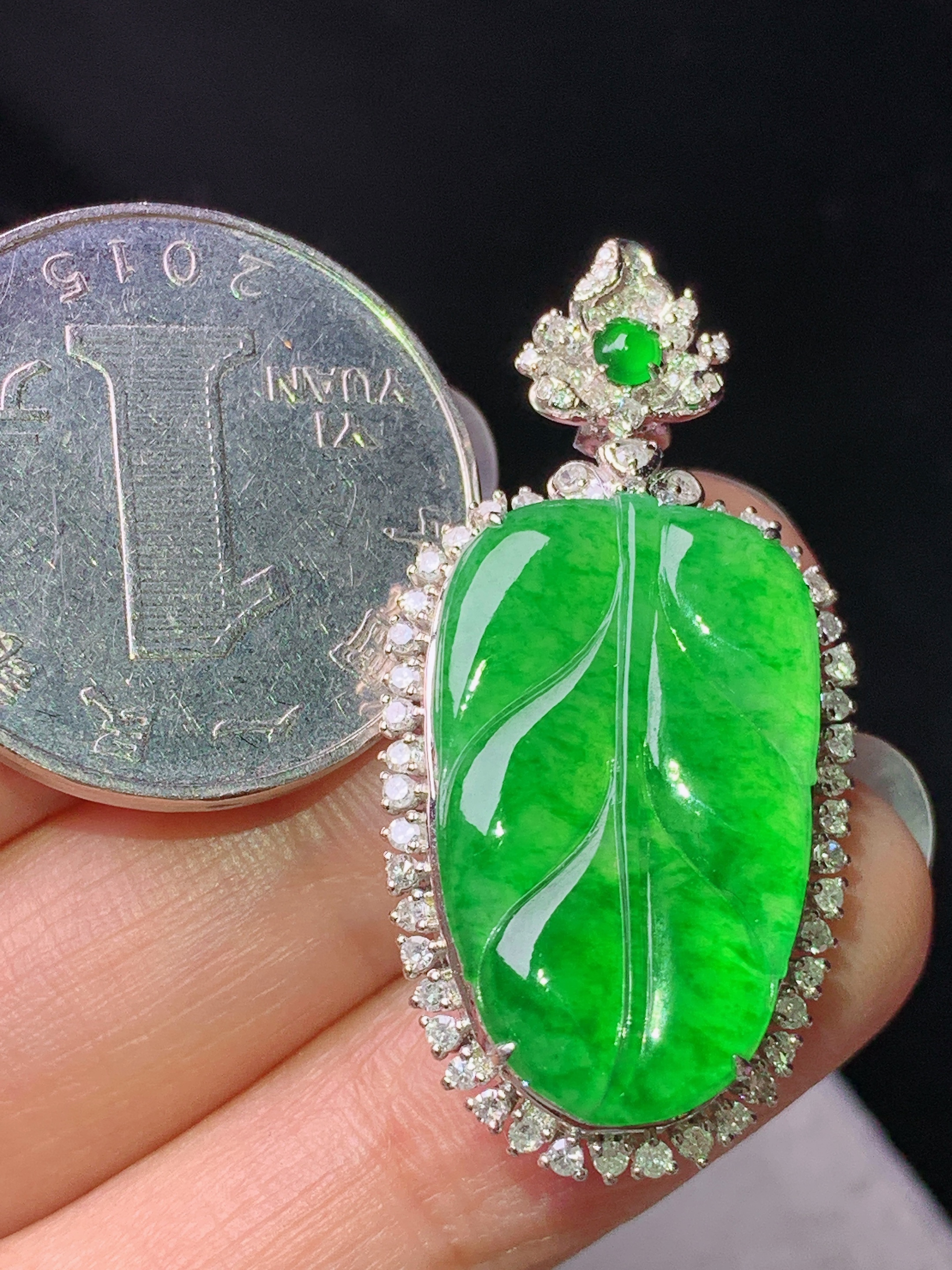 8k金钻镶嵌冰阳绿树叶吊坠 玉质细腻 色泽艳丽清新 水润亮眼 整体尺寸36.8*18.3*6.8h1