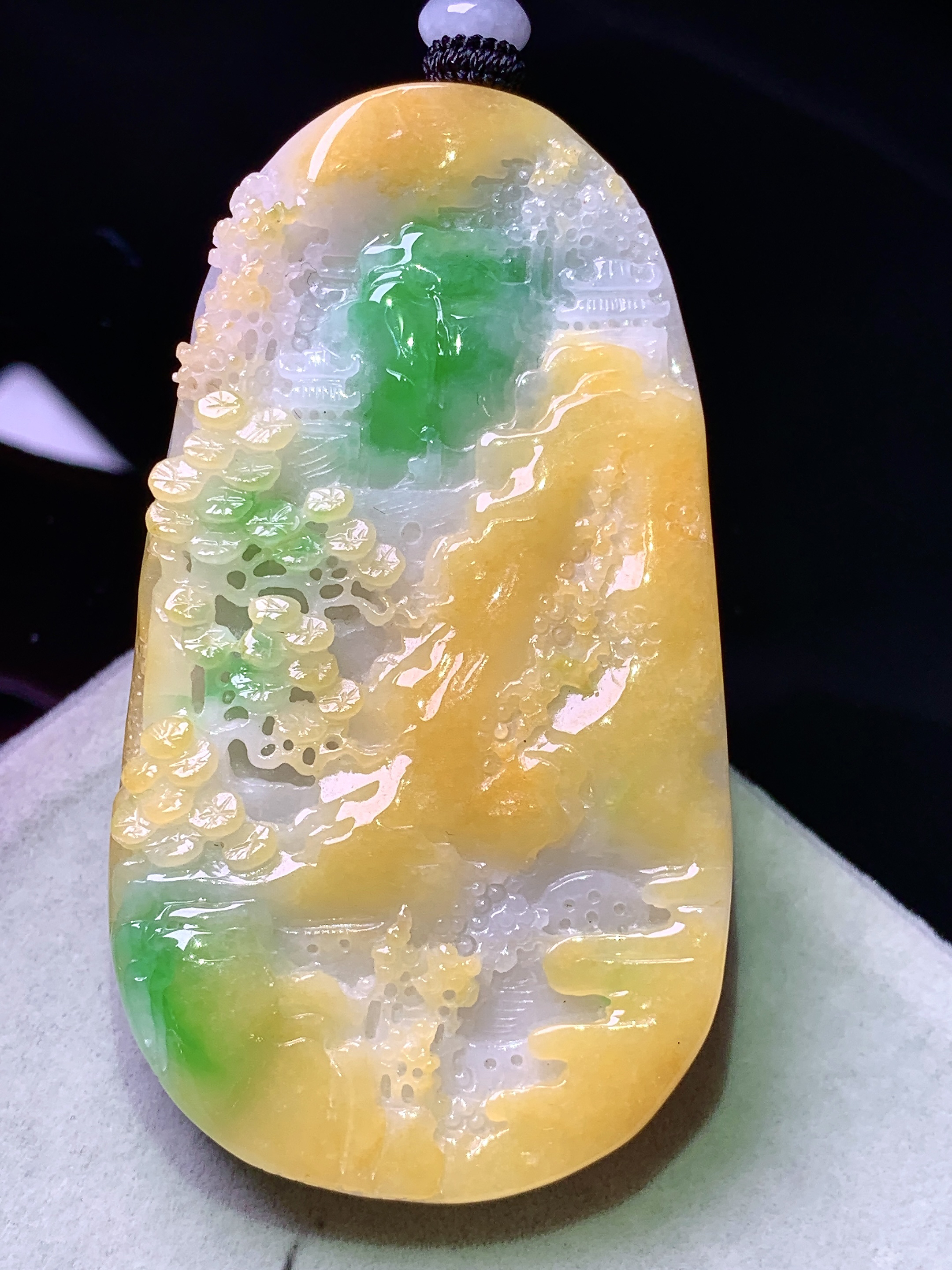 飘绿黄山水牌子吊坠 玉质细腻 色泽艳丽清新 水润亮眼 整体尺寸71*41.5*14.5w1