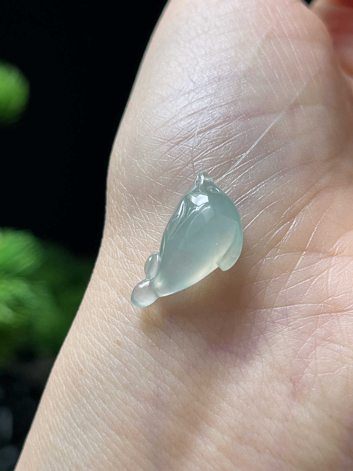 翡翠冰糯种淡绿色淡绿色鲸鱼