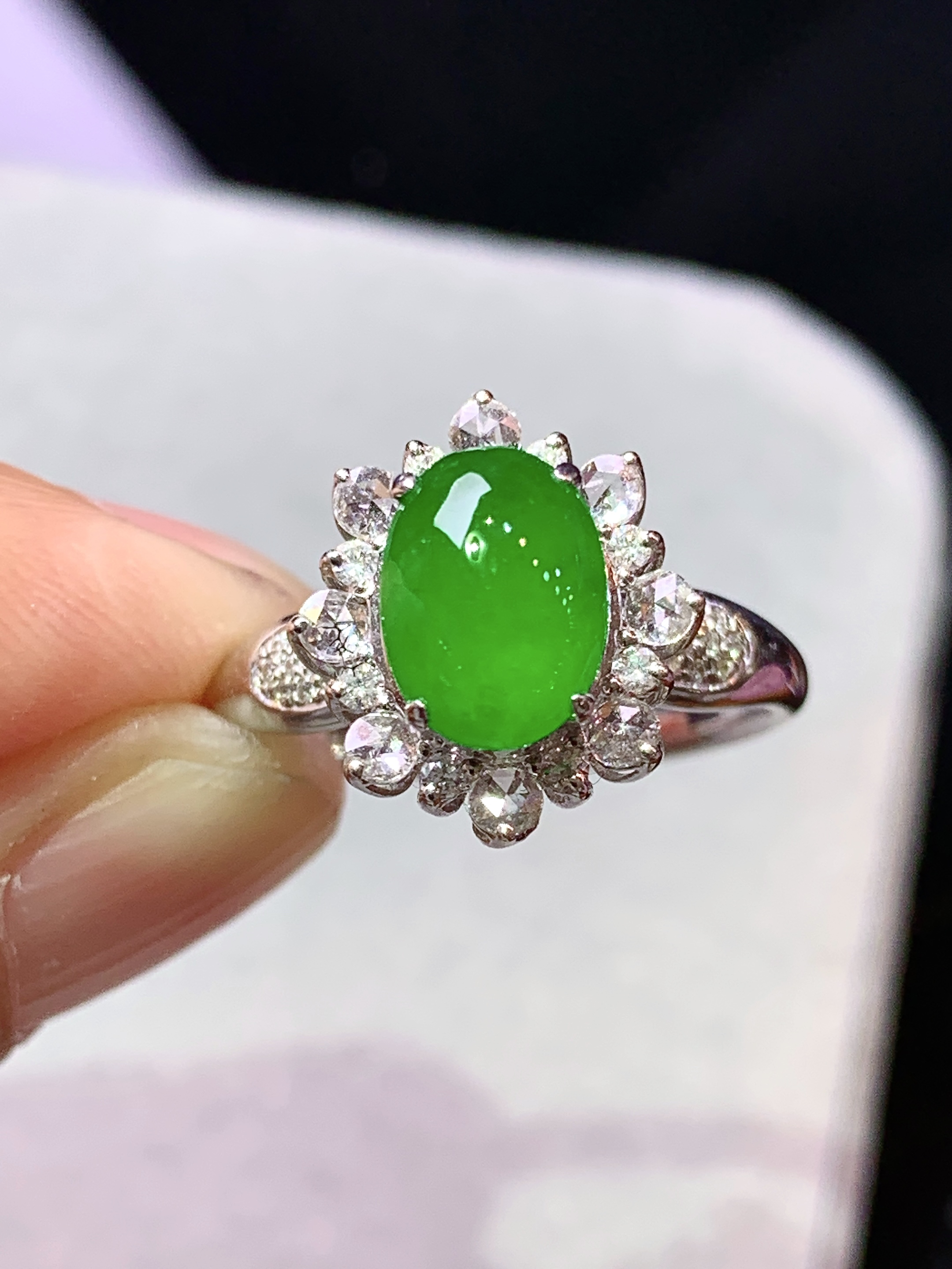 8k金钻镶嵌冰种满绿蛋面戒指 玉质细腻 色泽艳丽清新 水润亮眼 圈口14 整体尺寸13.3*12*1