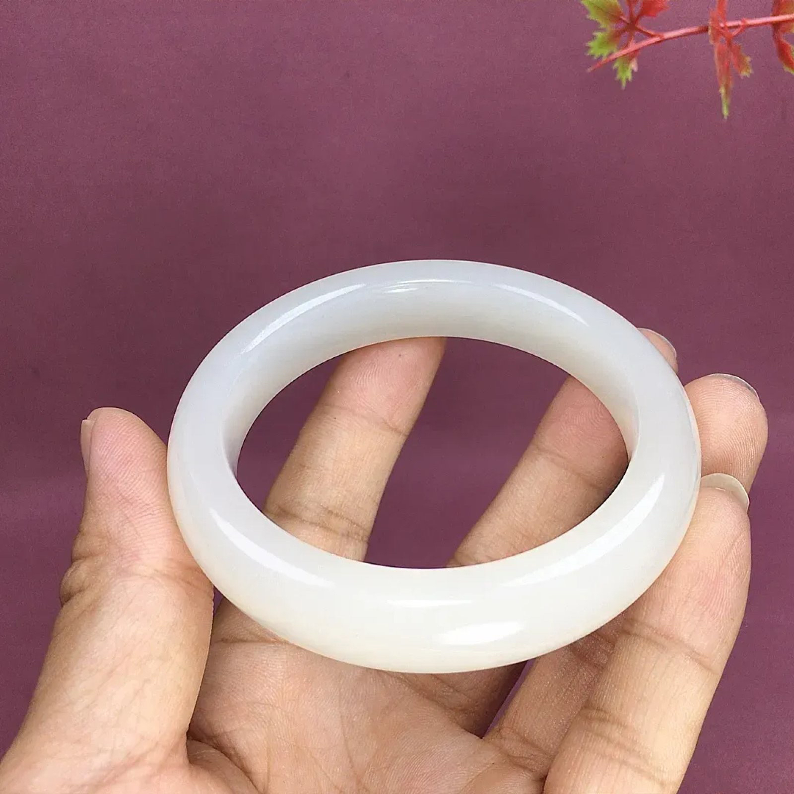 56圈口和田玉羊脂白宽版手镯，镯型古朴典雅。在诗情画意的雨巷相遇，你是我腕间的一抹风情，有你眸有深情.清风荡漾湖间静水，我愿俯身低眉，在烟波涟漪处寻