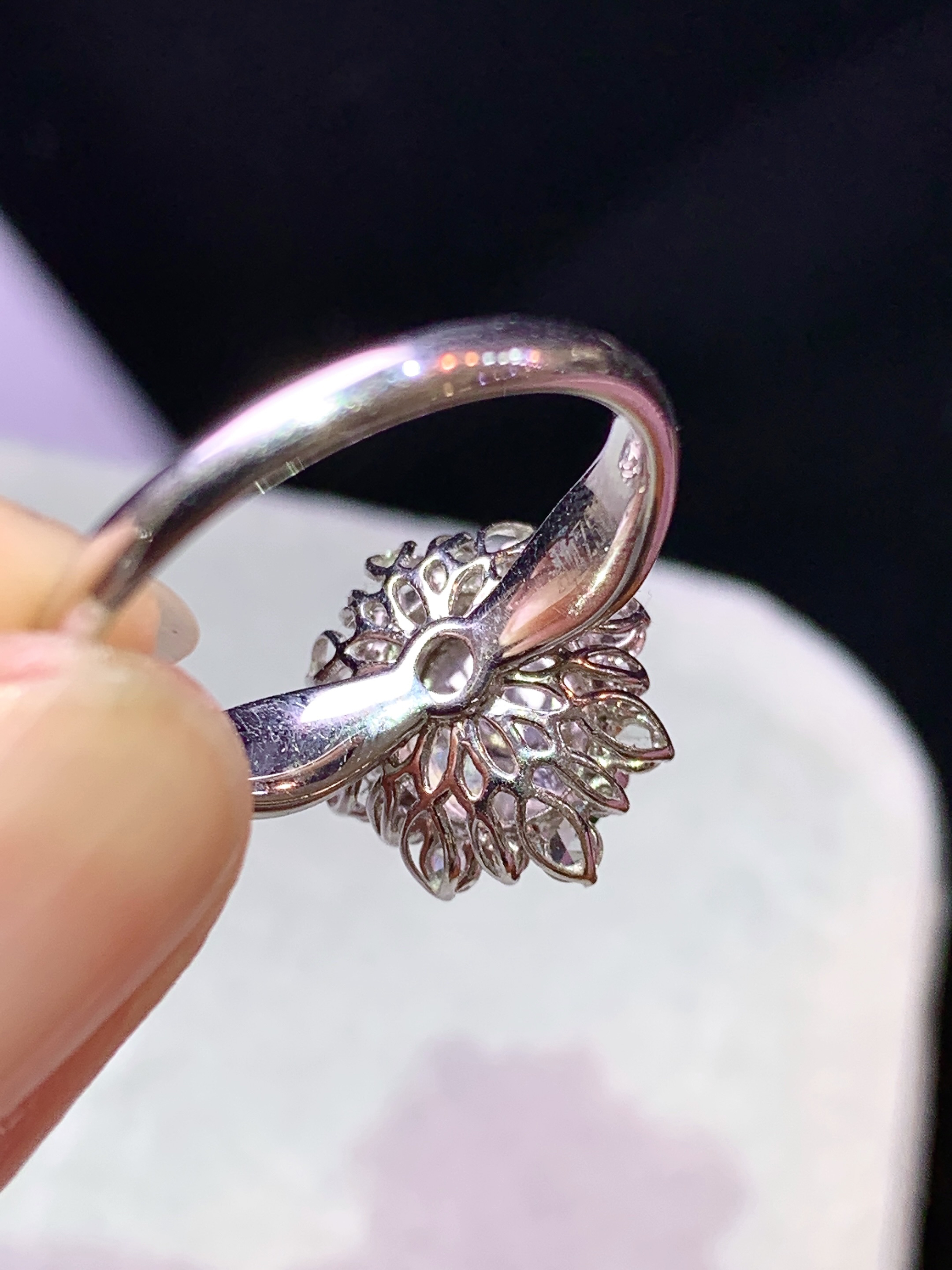 8k金钻镶嵌冰种满绿蛋面戒指 玉质细腻 色泽艳丽清新 水润亮眼 圈口14 整体尺寸13.3*12*10h2