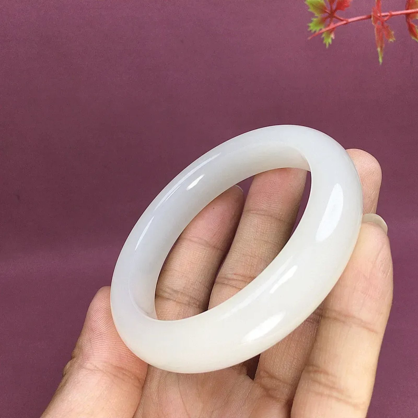 56圈口和田玉羊脂白宽版手镯，镯型古朴典雅。在诗情画意的雨巷相遇，你是我腕间的一抹风情，有你眸有深情.清风荡漾湖间静水，我愿俯身低眉，在烟波涟漪处寻