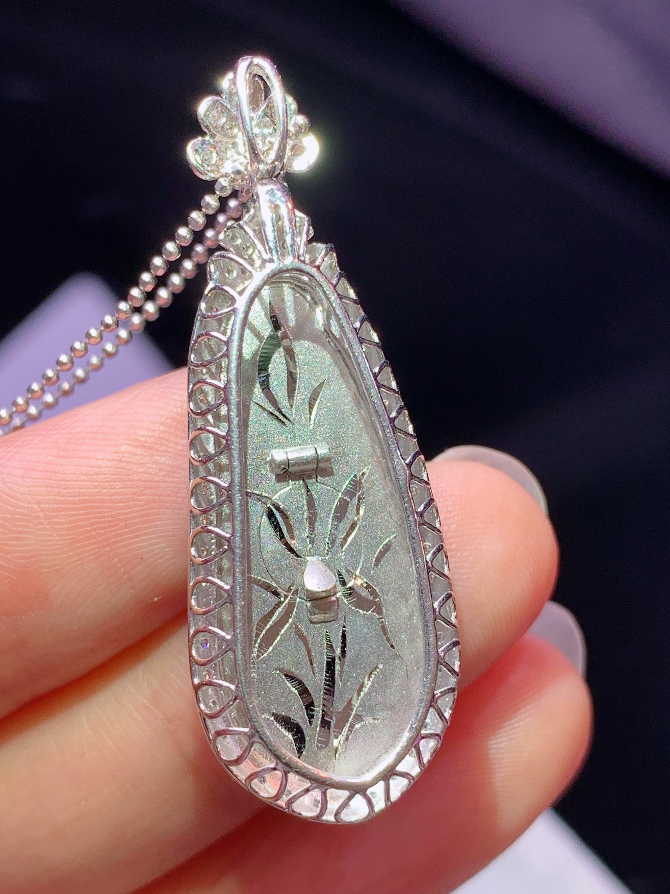 8k金钻镶嵌冰阳绿四季豆吊坠 玉质细腻 色泽艳丽清新 水润亮眼 整体尺寸41.2*14.2*9.5j2