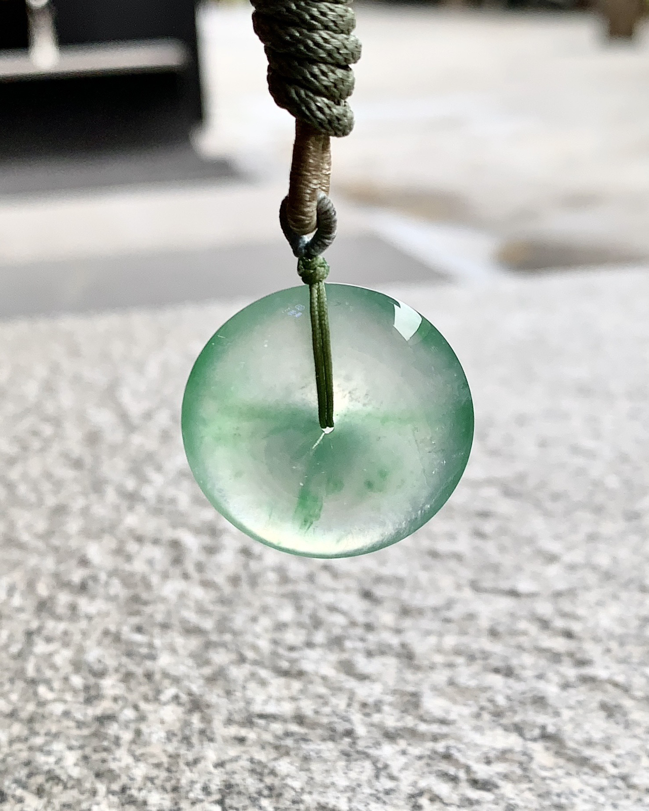 ️ 冰绿平安扣，种质通透起胶，灵动自然，色泽清透而不失鲜活
尺寸25.9×5.6..