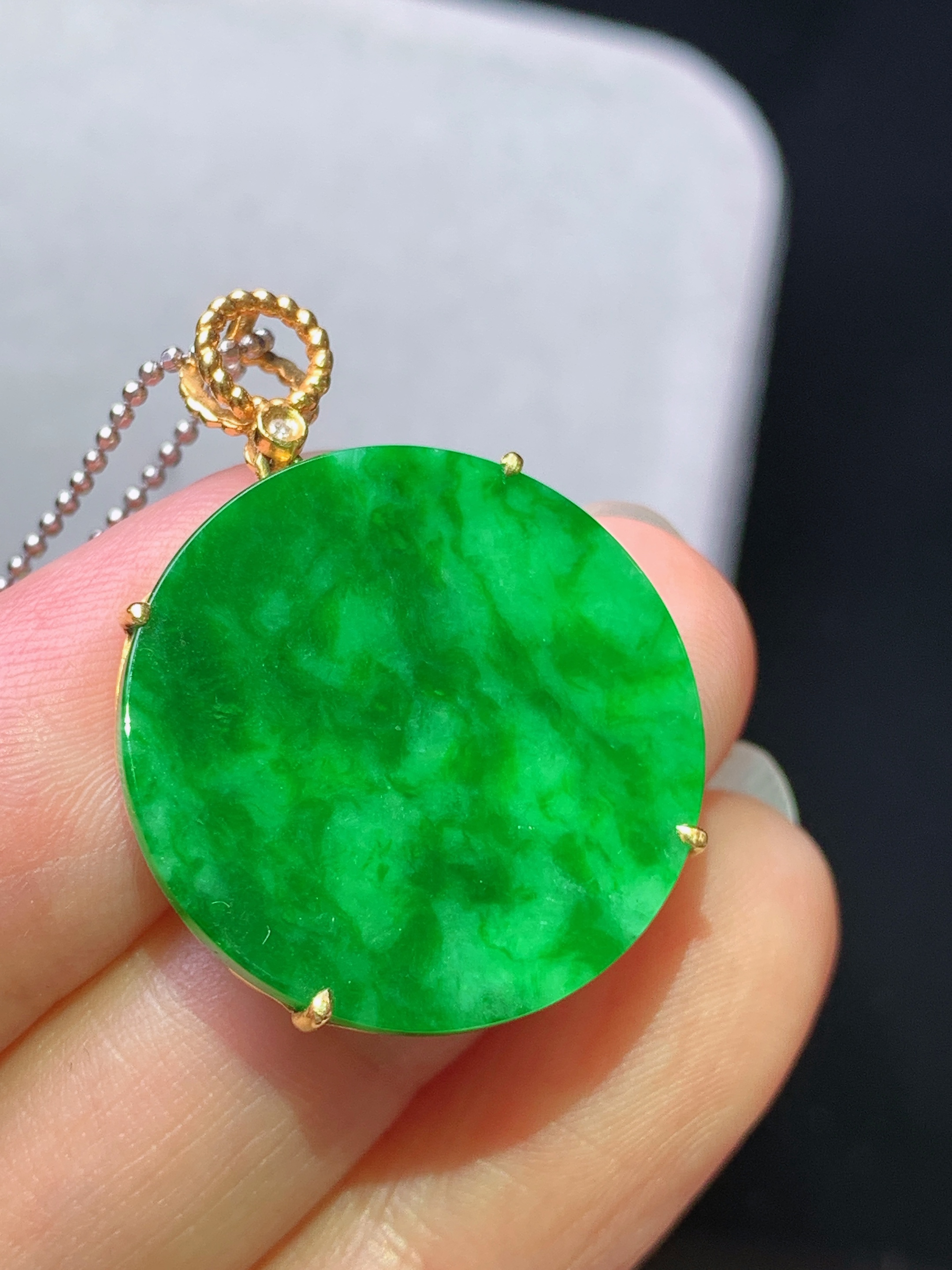 8k金镶嵌飘辣绿圆牌吊坠 玉质细腻 色泽艳丽清新 水润亮眼 整体尺寸30.2*22.2*3.5m1