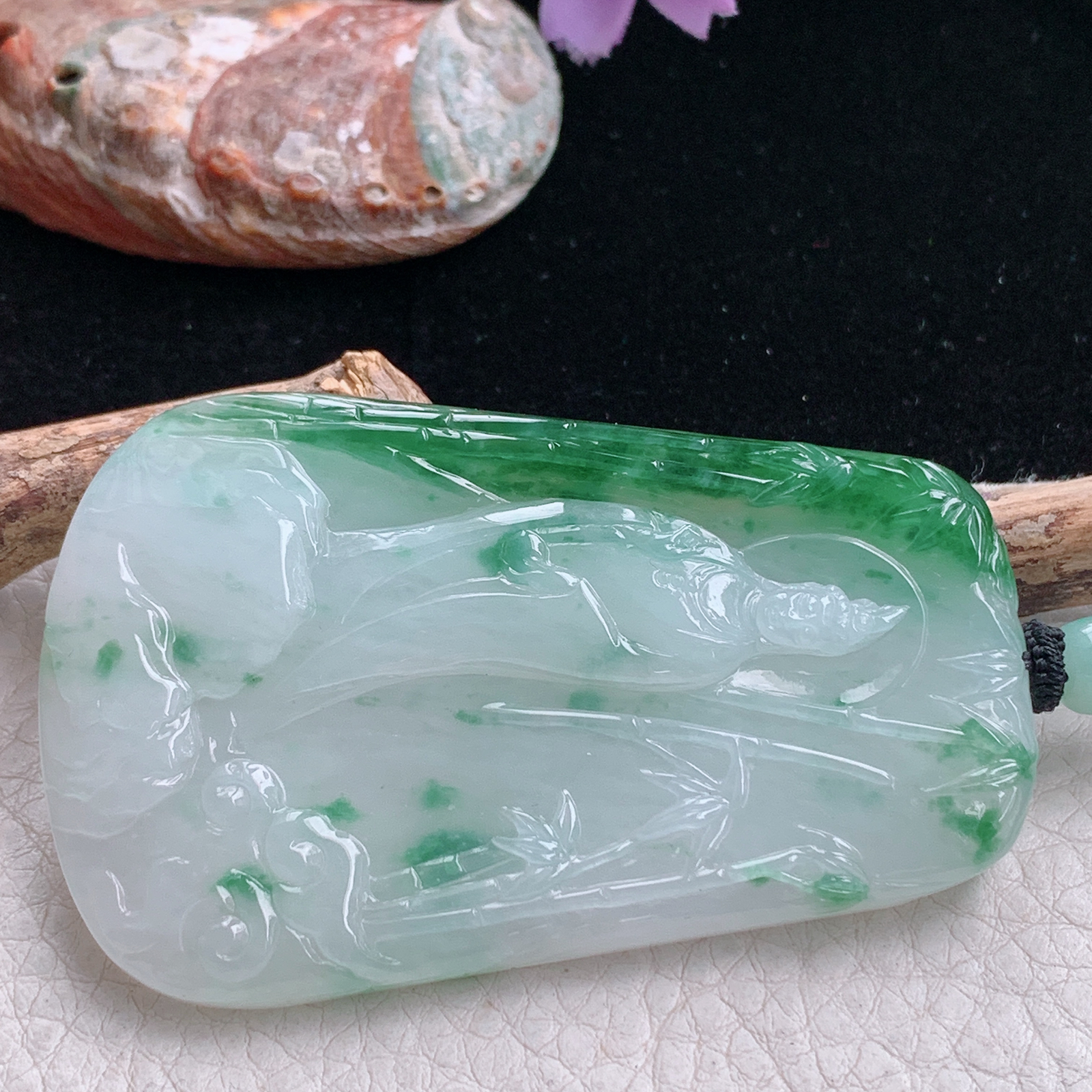 yl实拍68*43*6.3缅甸翡翠冰润飘绿山水观音 自在观音玉吊坠 玉挂件