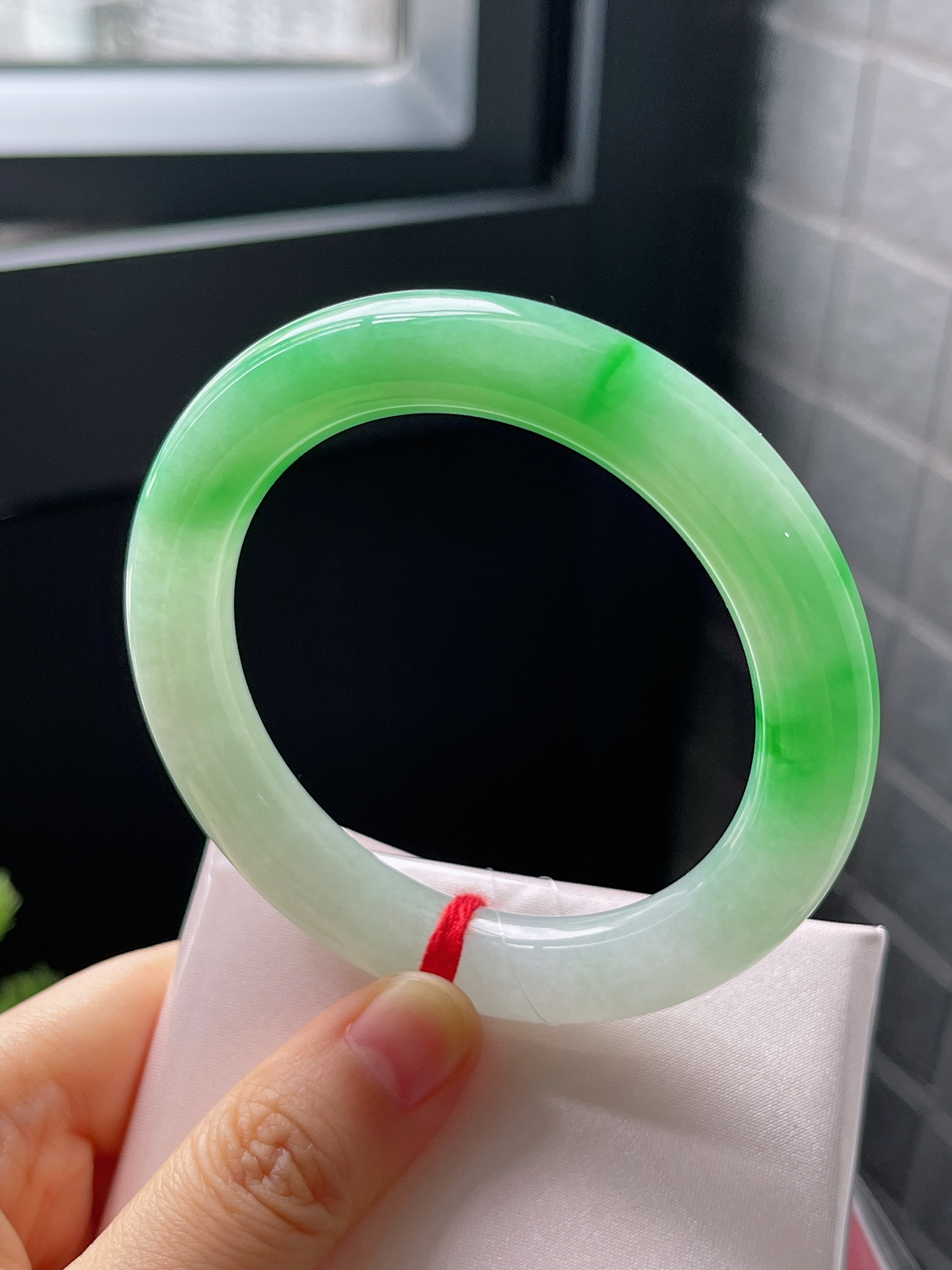 圆镯55圈口，翡翠冰糯种飘绿手镯