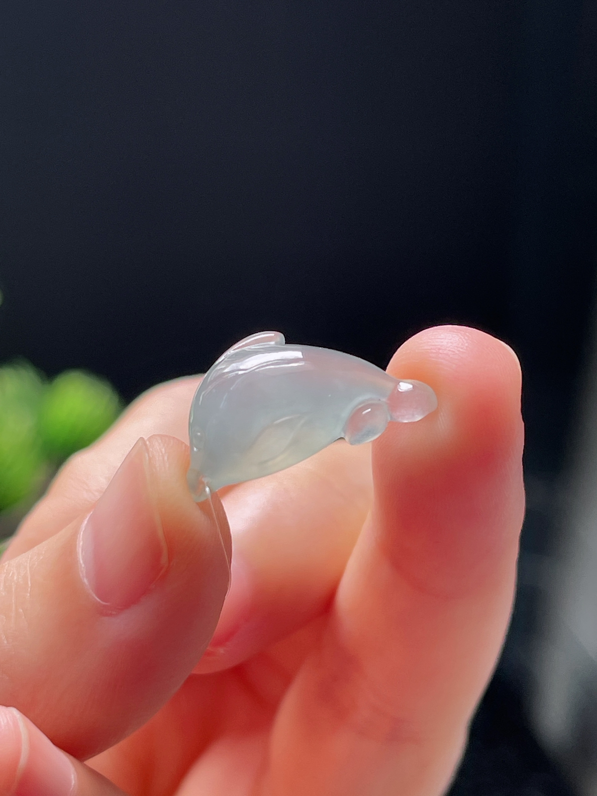 翡翠冰糯种淡绿色淡绿色鲸鱼