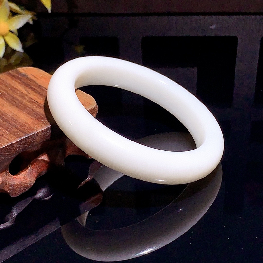 和田玉54.5圈白玉手镯！玉质细腻油润 底色纯净 无裂无杂 脂粉好，品质高。