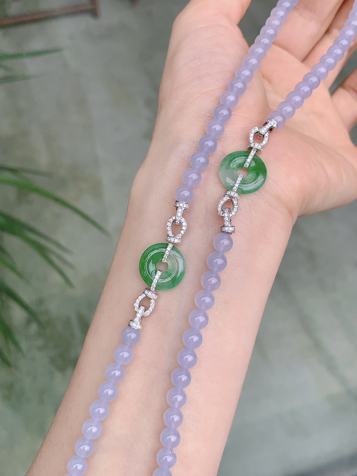 ️把春日的温柔紫调戴在身上＃冰润的紫罗兰翡翠珠链️搭配阳绿平安扣，一眼心动〰️..