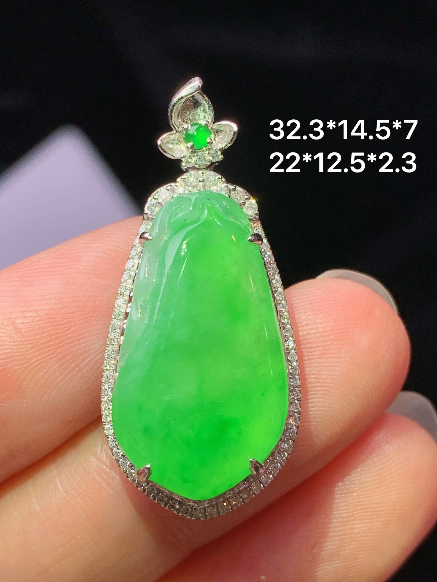 18k金钻镶嵌冰阳绿福瓜吊坠 玉质细腻 色泽艳丽清新 水润亮眼 整体尺寸32.3*14.5*7j2