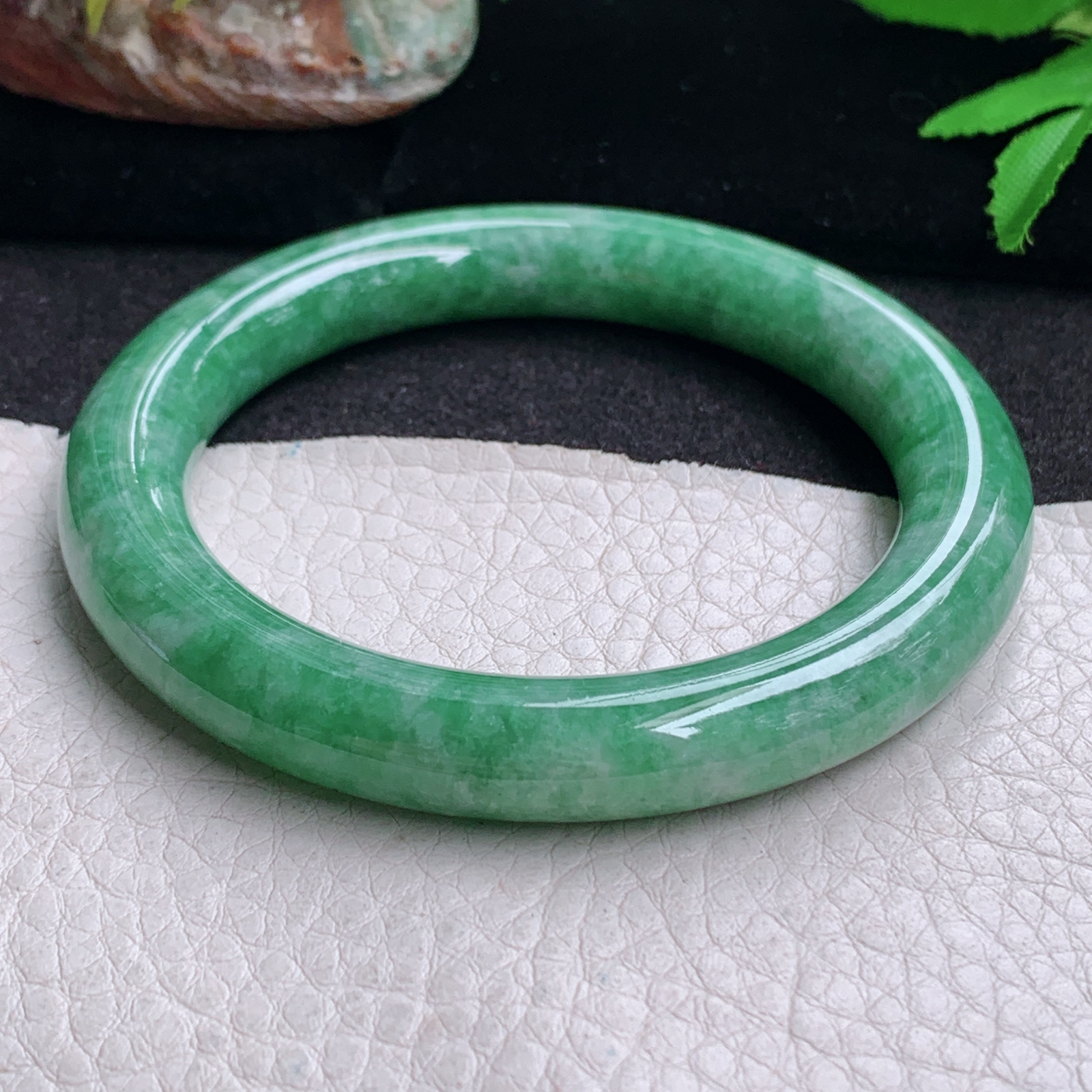 n实拍56*10美人镯 缅甸翡翠a货手镯满绿水润圆条叮当镯