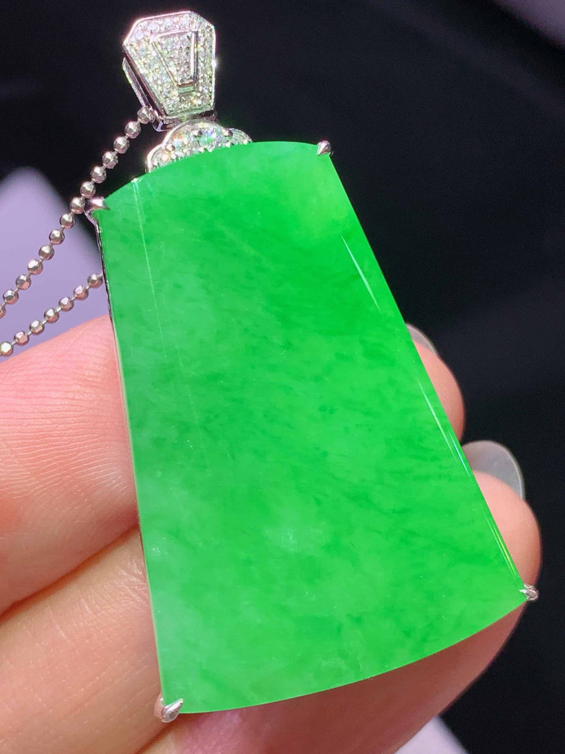 8k金钻镶嵌冰阳绿无事牌吊坠 玉质细腻 色泽艳丽清新 水润亮眼 整体尺寸42.6*23*7.2j2