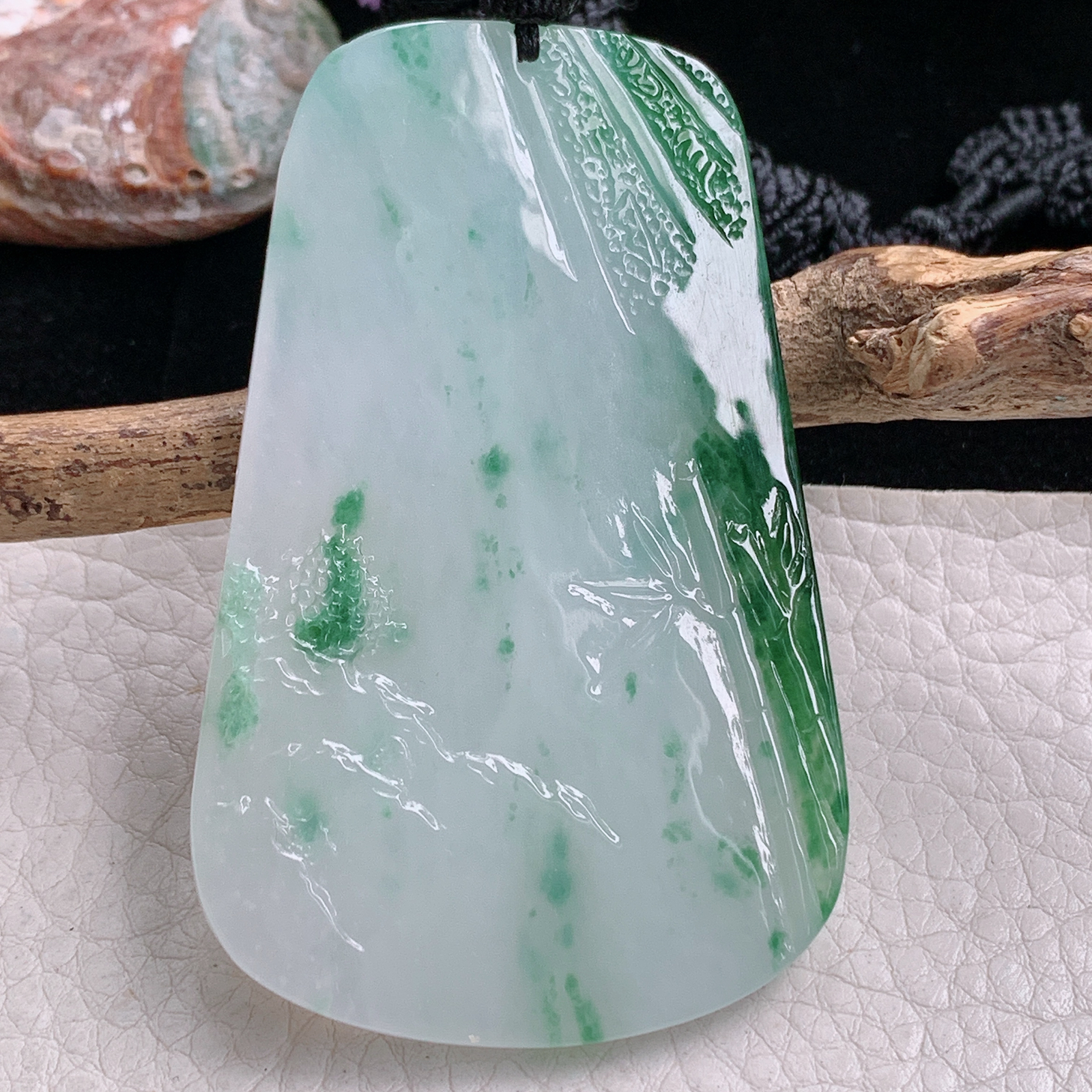 yl实拍68*43*6.3缅甸翡翠冰润飘绿山水观音 自在观音玉吊坠 玉挂件