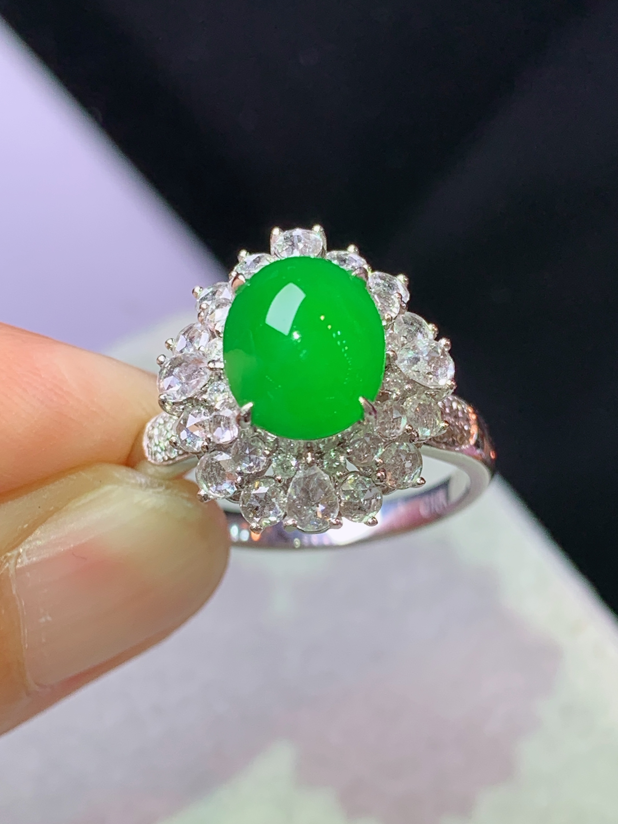 8k金钻镶嵌满绿蛋面戒指 玉质细腻 色泽艳丽清新 水润亮眼 圈口14 整体尺寸15.7*14.3*1