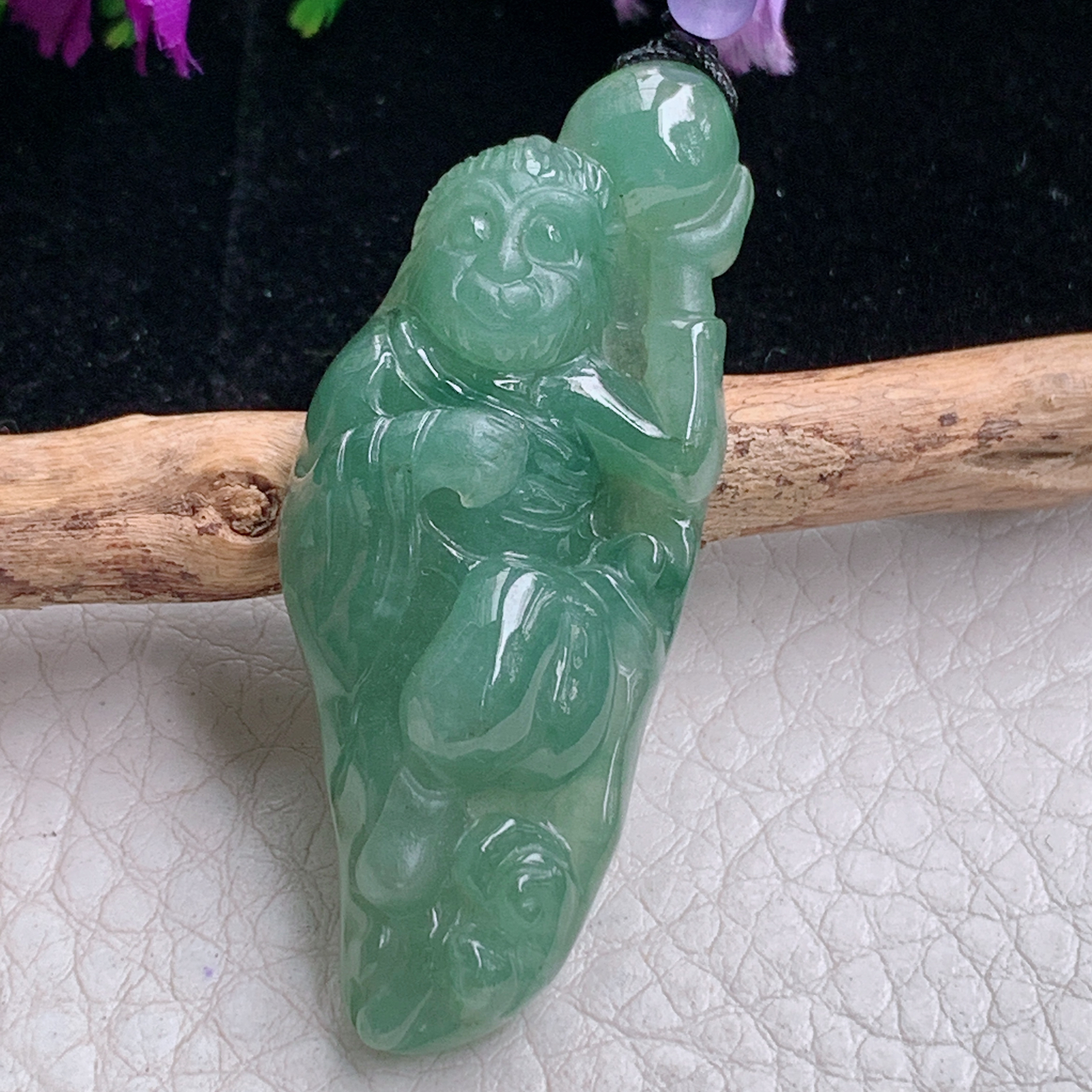 t实拍46.5*18.8*9缅甸翡翠A货精雕满绿灵猴抱寿桃 立体猴玉吊坠 玉挂件