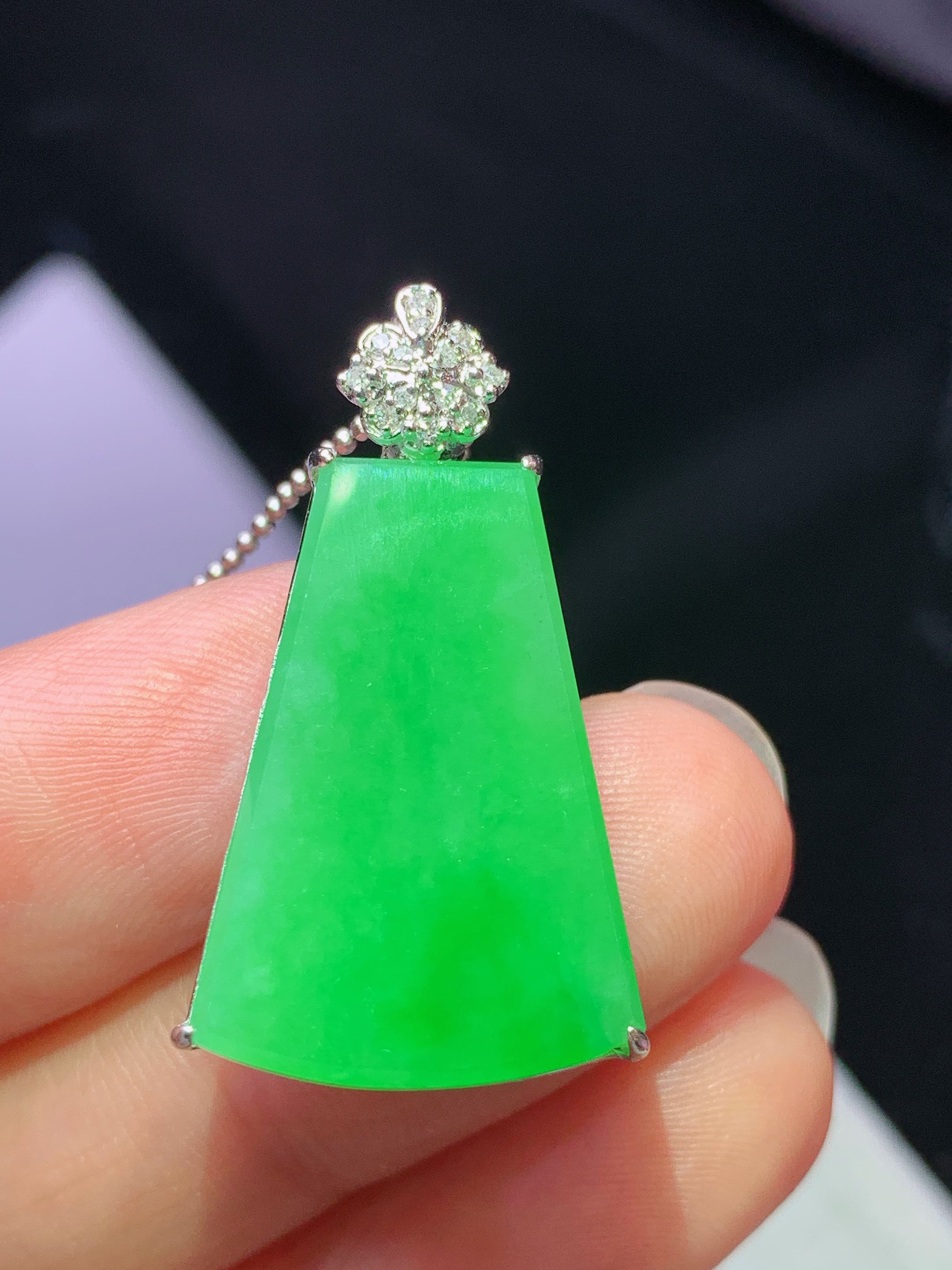 8k金钻镶嵌阳绿无事牌吊坠 玉质细腻 色泽艳丽清新 水润亮眼 整体尺寸30.8*16*6.8j2
