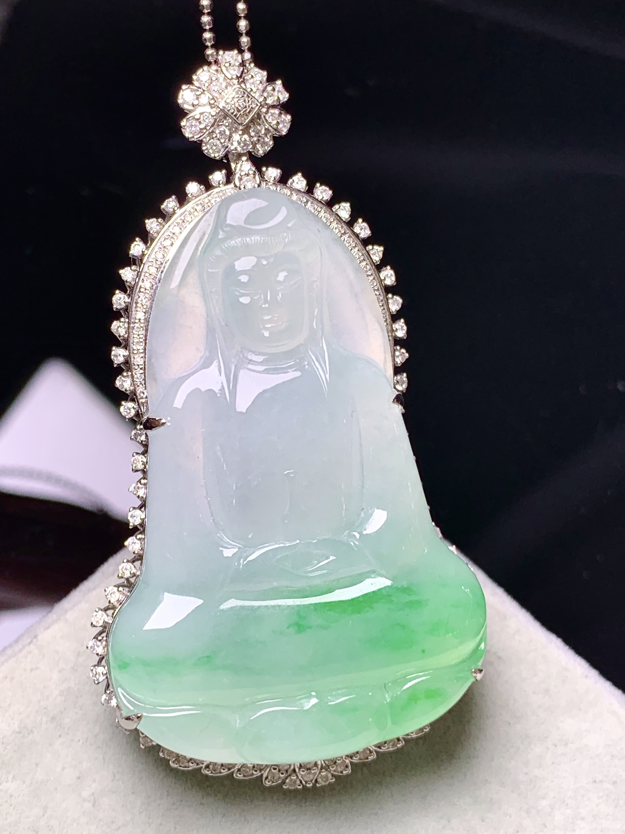 18k金钻镶嵌飘绿观音菩萨吊坠 玉质细腻 色泽艳丽清新 水润亮眼 整体尺寸55*30*10.5j2