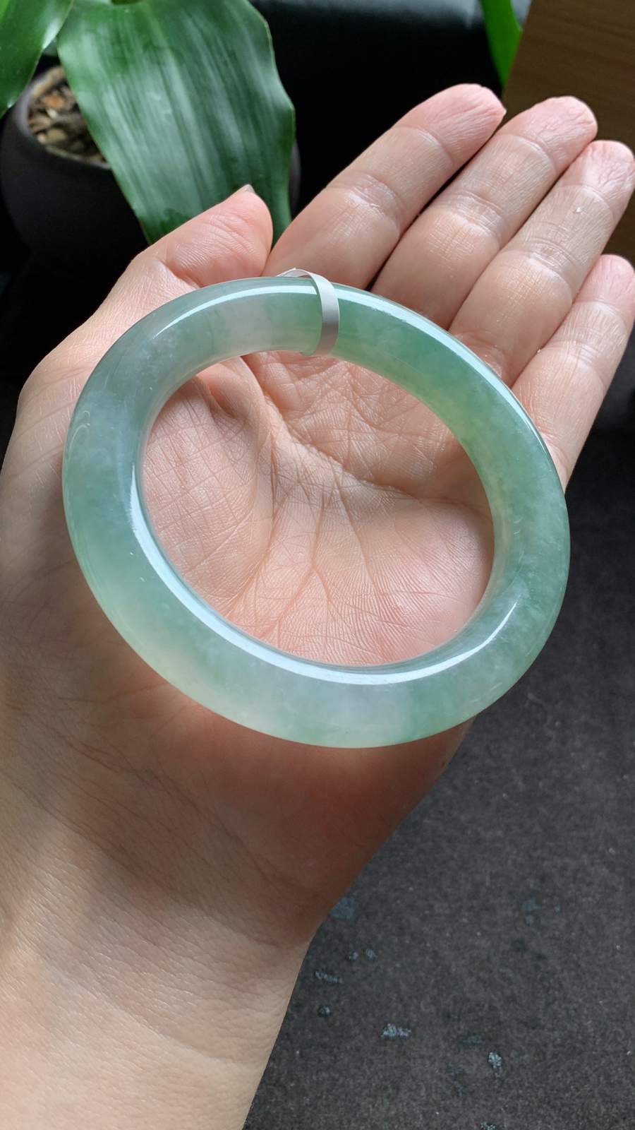 57圈口 天然A货翡翠飘绿圆条手镯 种水好 条形宽厚