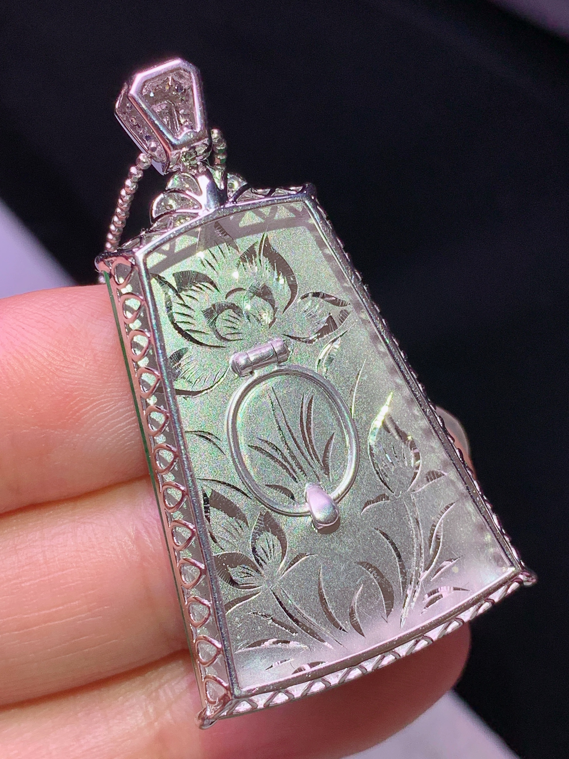 8k金钻镶嵌冰阳绿无事牌吊坠 玉质细腻 色泽艳丽清新 水润亮眼 整体尺寸42.6*23*7.2j2