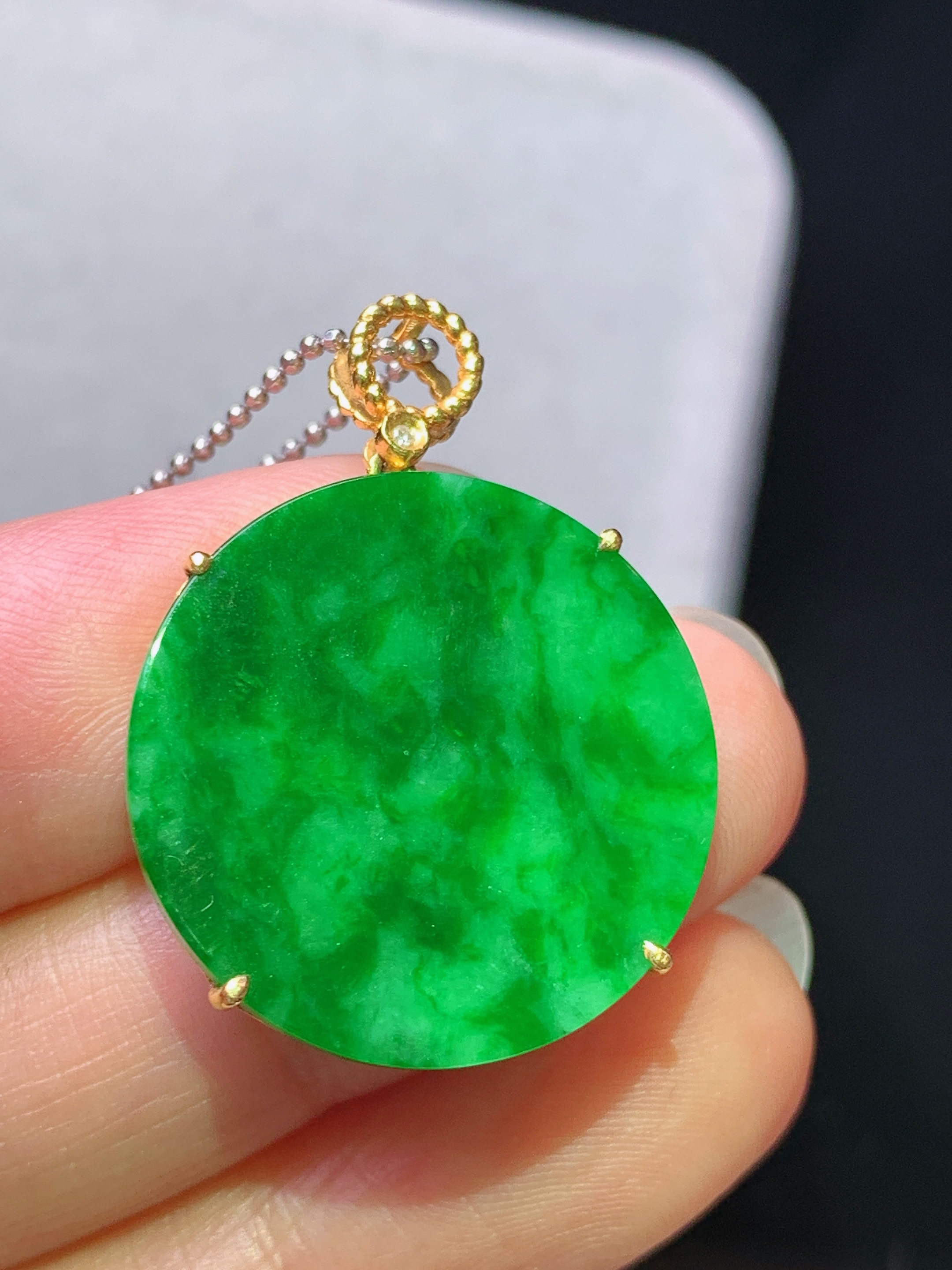8k金镶嵌飘辣绿圆牌吊坠 玉质细腻 色泽艳丽清新 水润亮眼 整体尺寸30.2*22.2*3.5m1