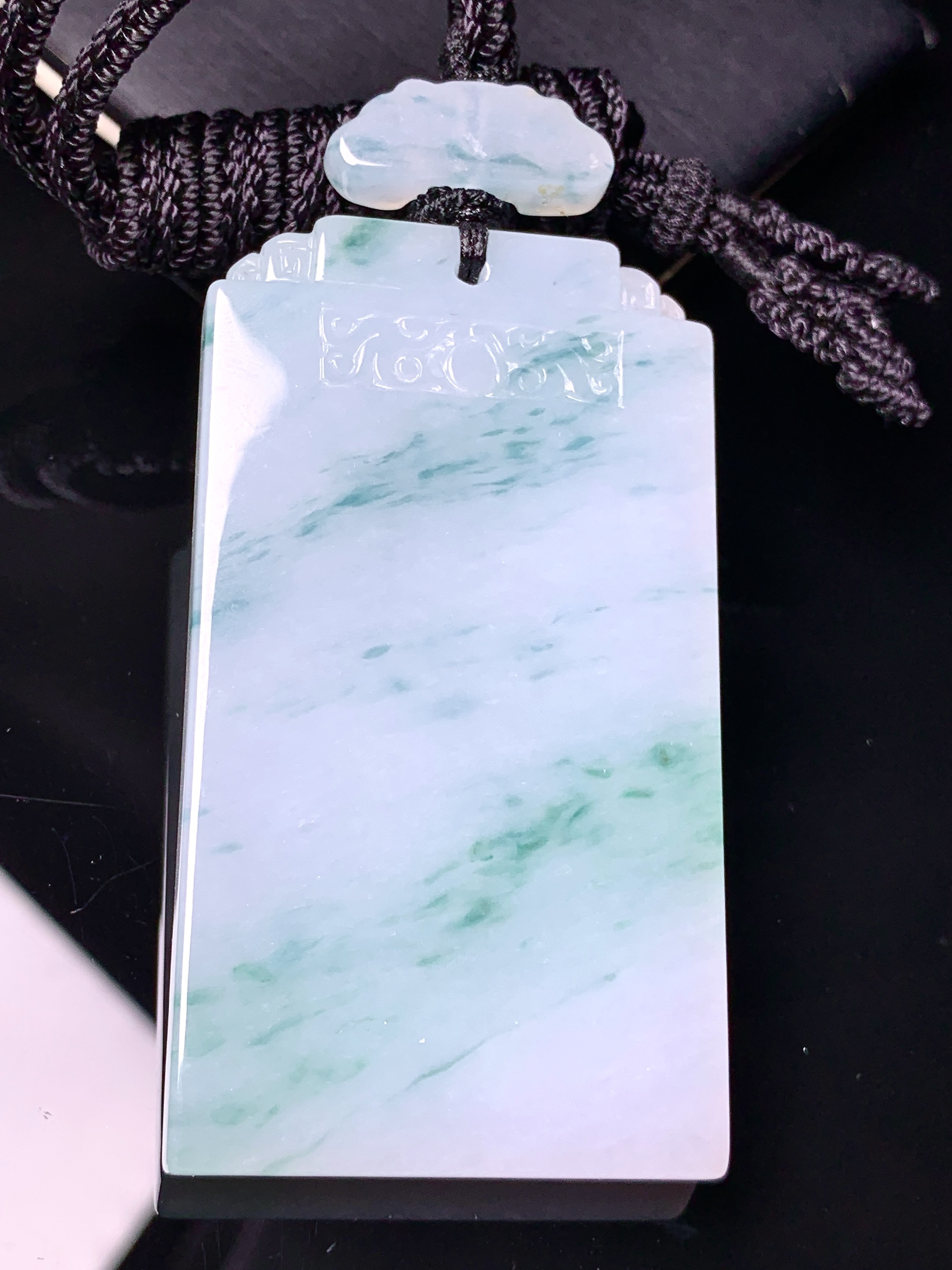 飘绿无事牌吊坠 玉质细腻 色泽艳丽清新 水润亮眼 整体尺寸59.2*32.8*5.8L1