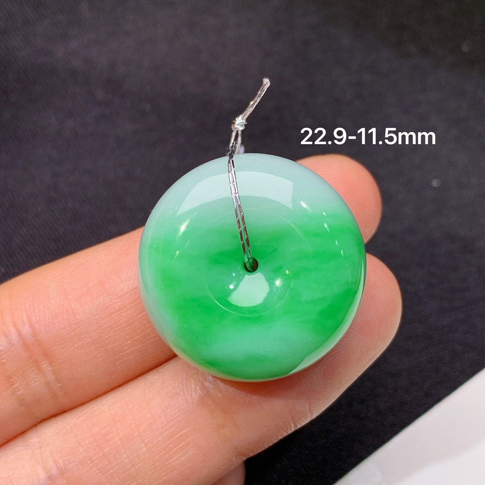 冰飘绿平安扣，冰冰润润，玉质细腻，种水足，Qx 尺寸22.9*11.5