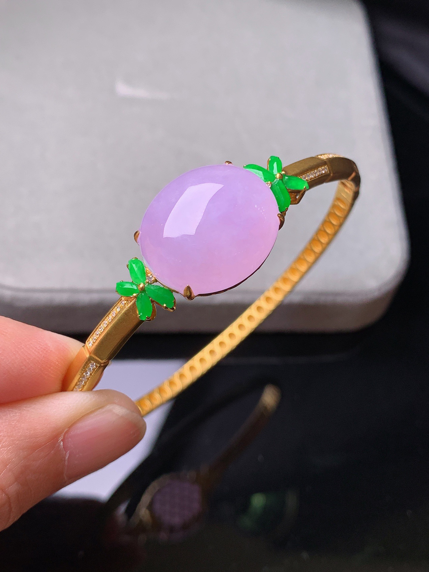 18k金钻镶嵌紫罗兰蛋面手镯 玉质细腻 色泽艳丽清新 圈口57.5 裸石尺寸15.8*18.3*7.3x2