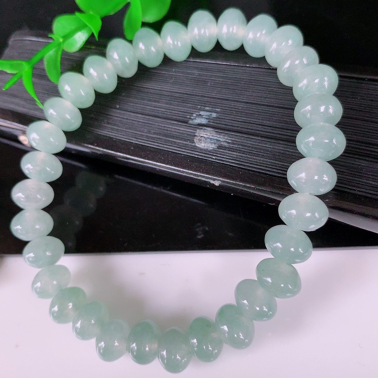 自然光实拍，冰种翡翠平安扣手串手链，种老水足，冰清玉润  颜色漂亮  #082取一尺寸7.8mm