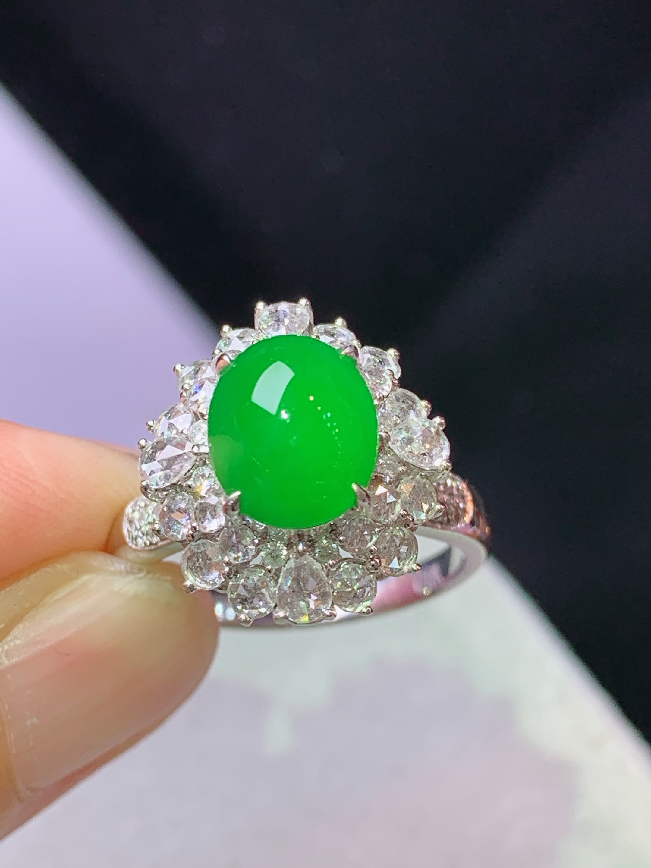 8k金钻镶嵌满绿蛋面戒指 玉质细腻 色泽艳丽清新 水润亮眼 圈口14 整体尺寸15.7*14.3*12L3