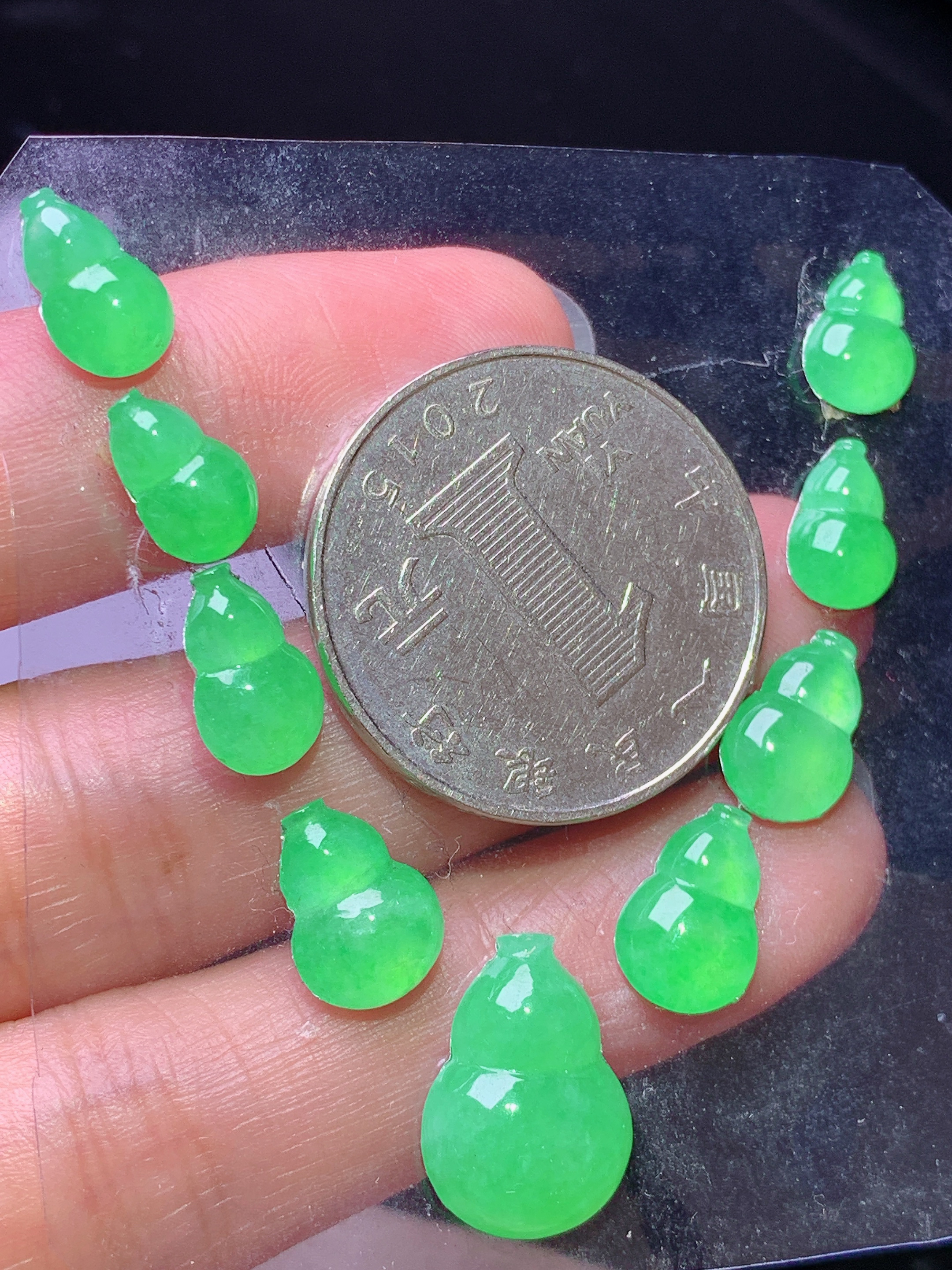 镶嵌款 冰阳绿葫芦一手 玉质细腻 色泽艳丽清新 水润亮眼 整体尺寸13.5*10.8*4.5j2