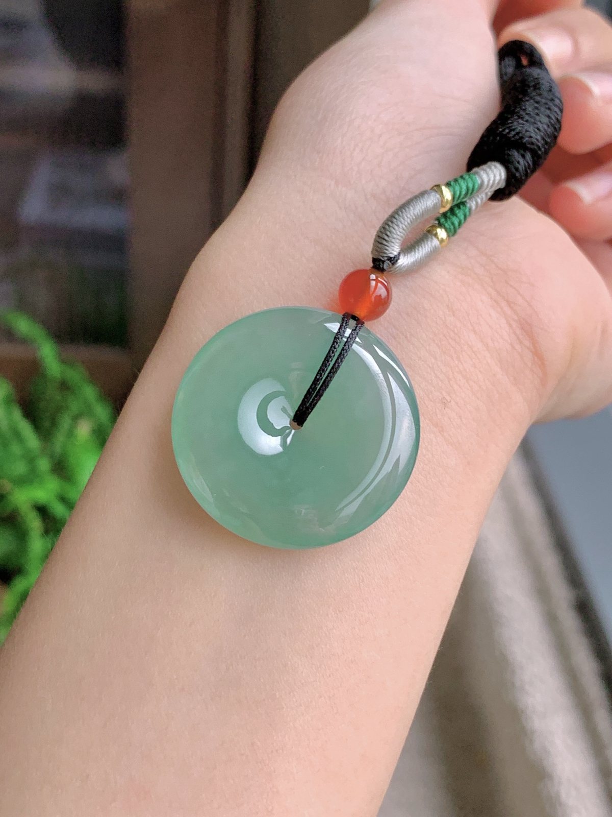 【裸石】冰晴绿平安扣吊坠  
【说明】缅料 性价比高  
【尺寸】28.3-5.6..