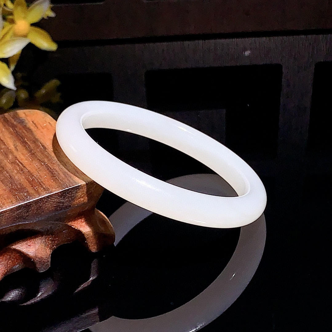 和田玉51.5圈口羊脂白手镯！玉质细腻油润 底色纯净 无裂无杂 脂粉好，品质高。