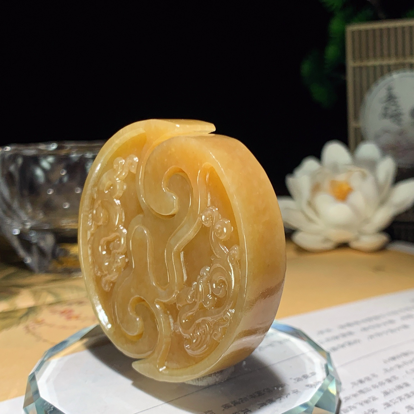 新疆和田玉且末糖仿古龙凤对挂件。尺寸52/11重65克 玉质细腻油润。手推出油。佩戴高端典雅。lt251227