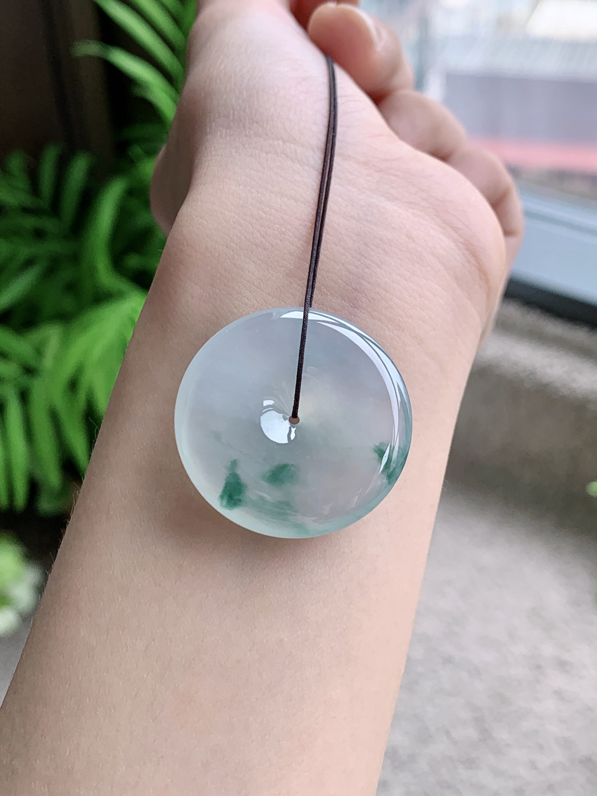 【裸石】高冰飘花平安扣吊坠  
【说明】缅料 性价比高  
【尺寸】29.8-5.6..