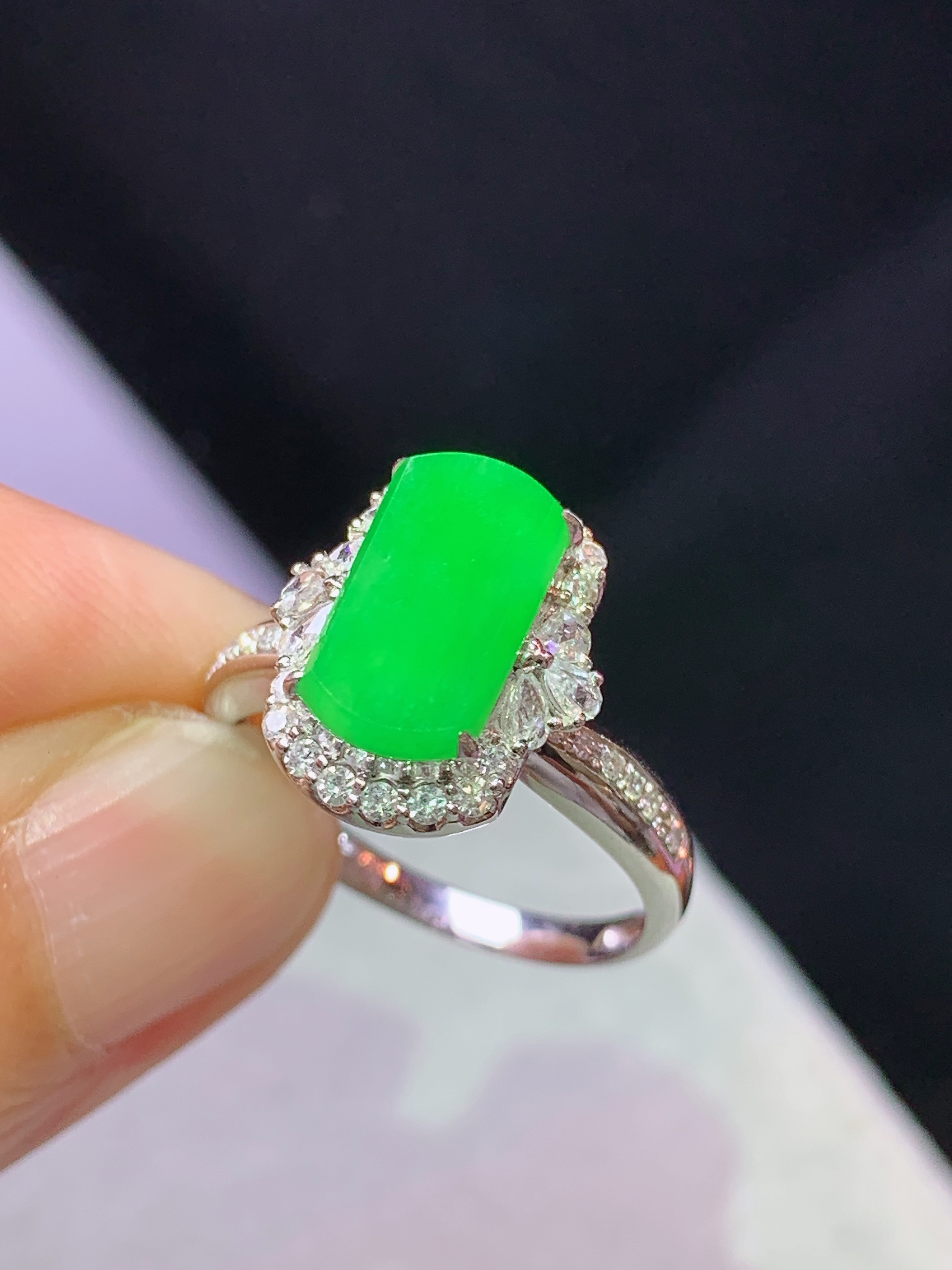 8k金钻镶嵌阳绿无事牌戒指 玉质细腻 色泽艳丽清新 水润亮眼 圈口13.5 整体尺寸13.5*11.3*7.8h1