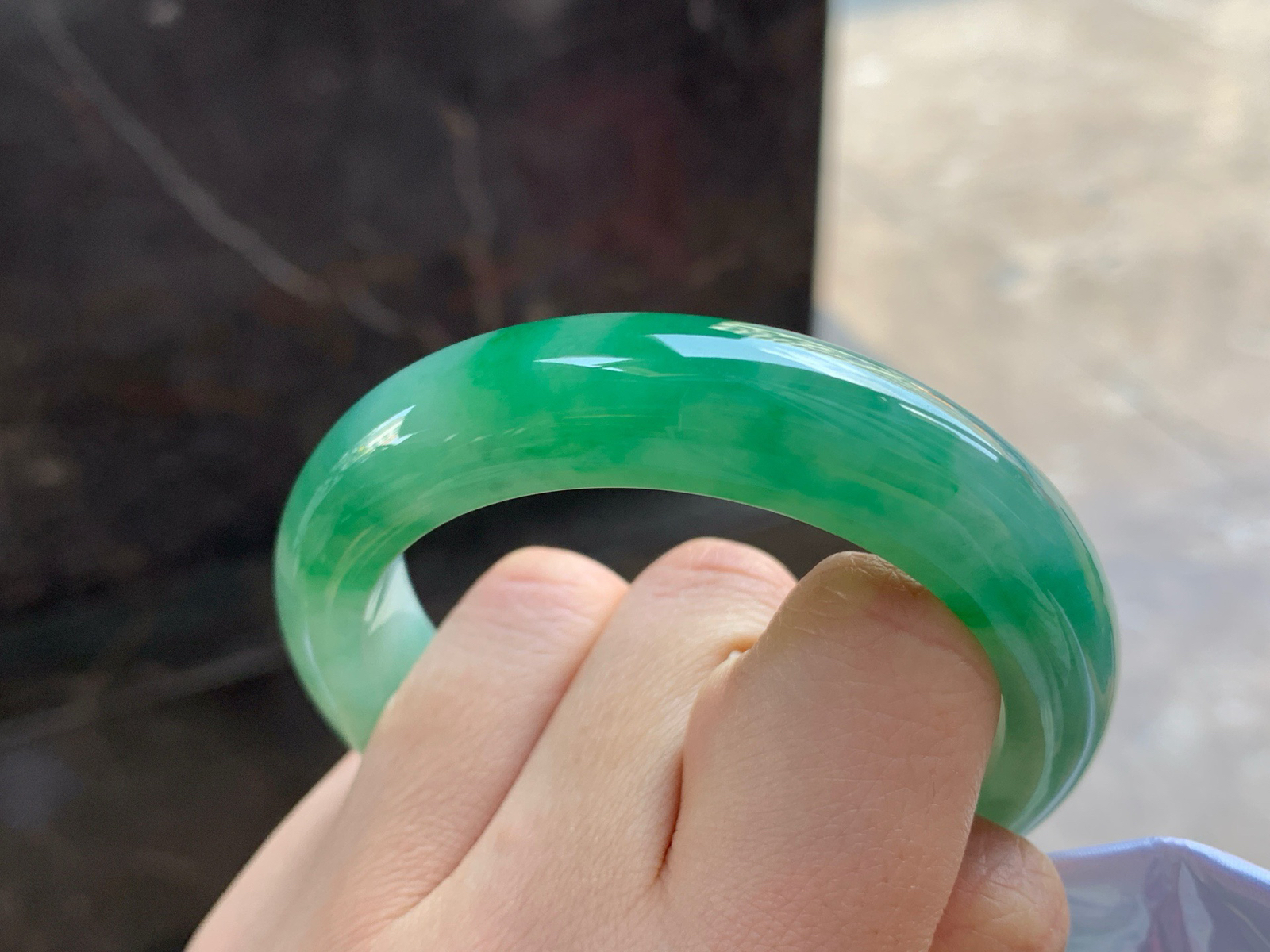 52.5-13.2-9.1

辣绿色手镯^_^颜色鲜艳 玉质温润